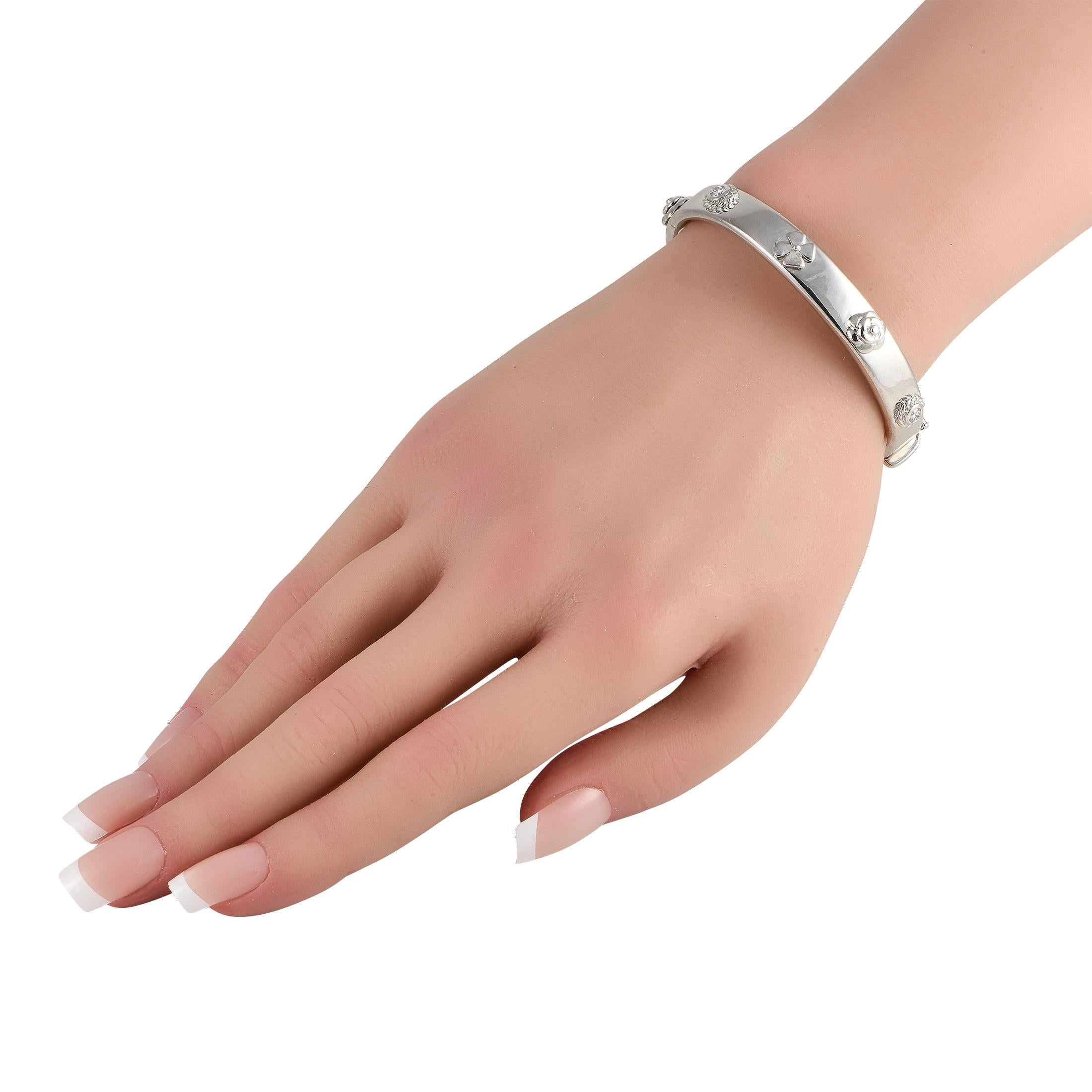Mit diesem Chanel-Armreif aus Weißgold können Sie Ihre Arbeits- oder Alltagsoutfits aufpeppen. Er stammt aus der Collection'S 3 Symbols und zeigt eine skulpturale Kamelienblüte, ein Kleeblattmotiv und eine diamantbesetzte Lünette mit einem Rahmen
