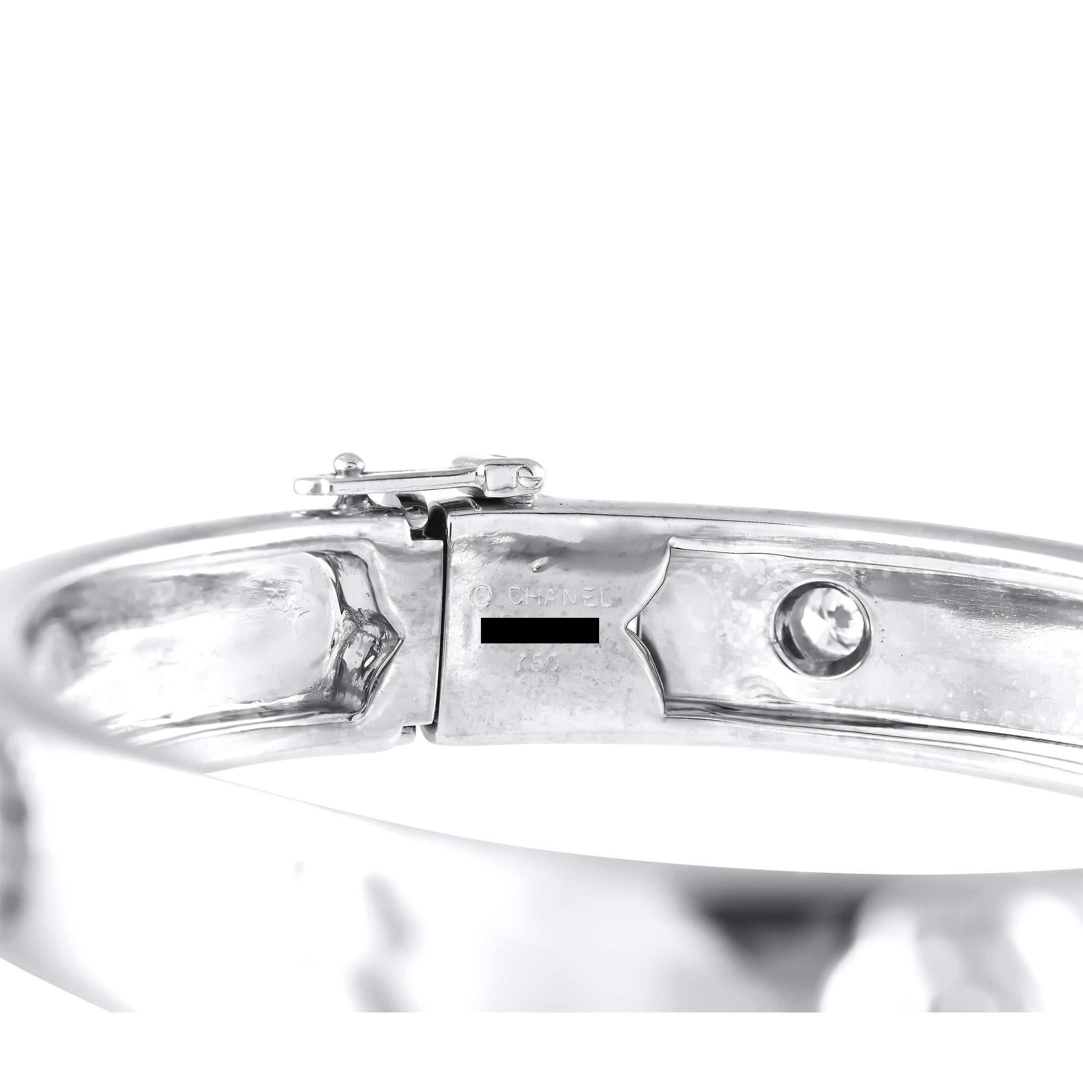 Chanel Kamelie 18K Weißgold Diamant-Armband mit drei Symbolen CH04-120524 (Rundschliff)
