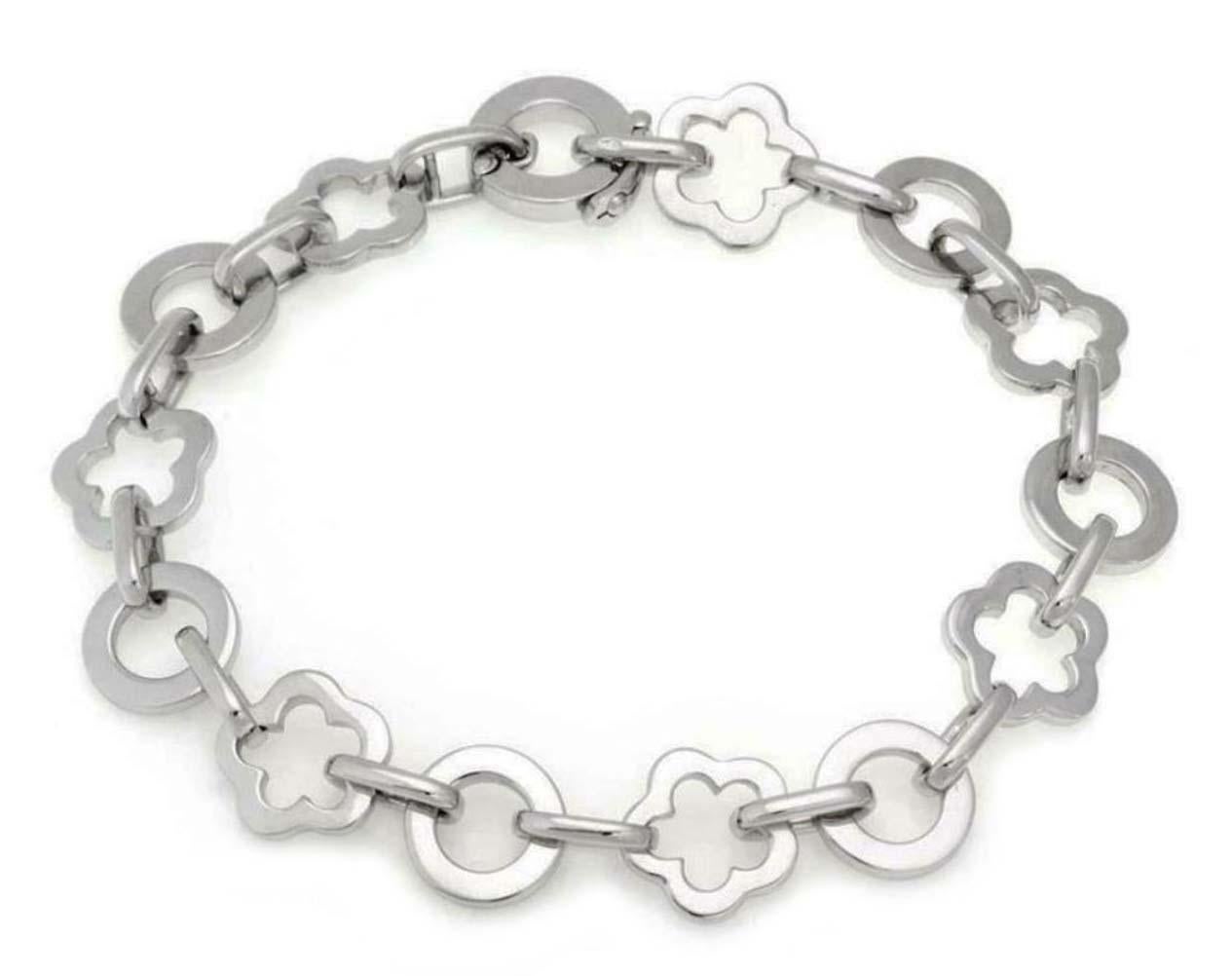 Cet élégant bracelet authentique est signé Chanel et provient de la collection Camellia. Elle est fabriquée en or blanc 18 carats avec une finition polie et présente des maillons alternant des fleurs de camélia rondes et ouvertes. Ces maillons sont
