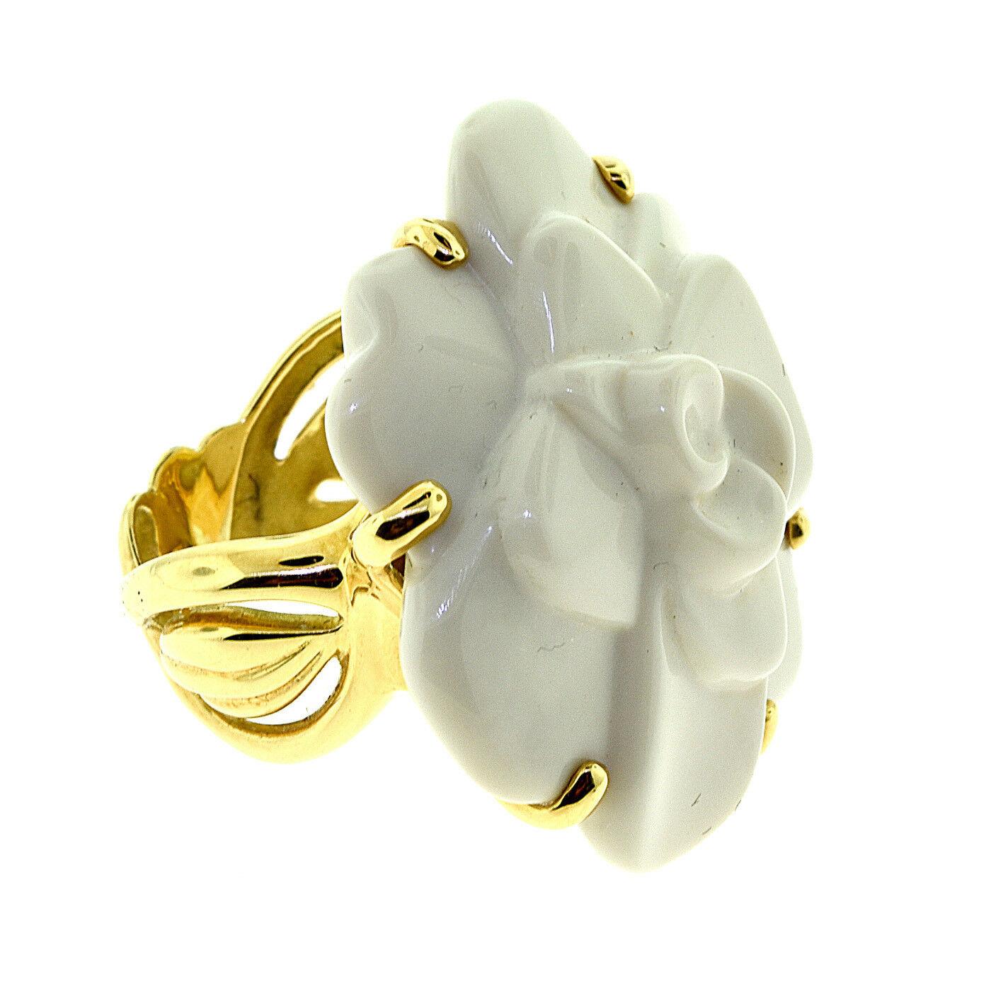 Chanel Camellia Agate Large Flower Cocktail Ring in 18 Karat Yellow Gold In Good Condition In Miami, FL