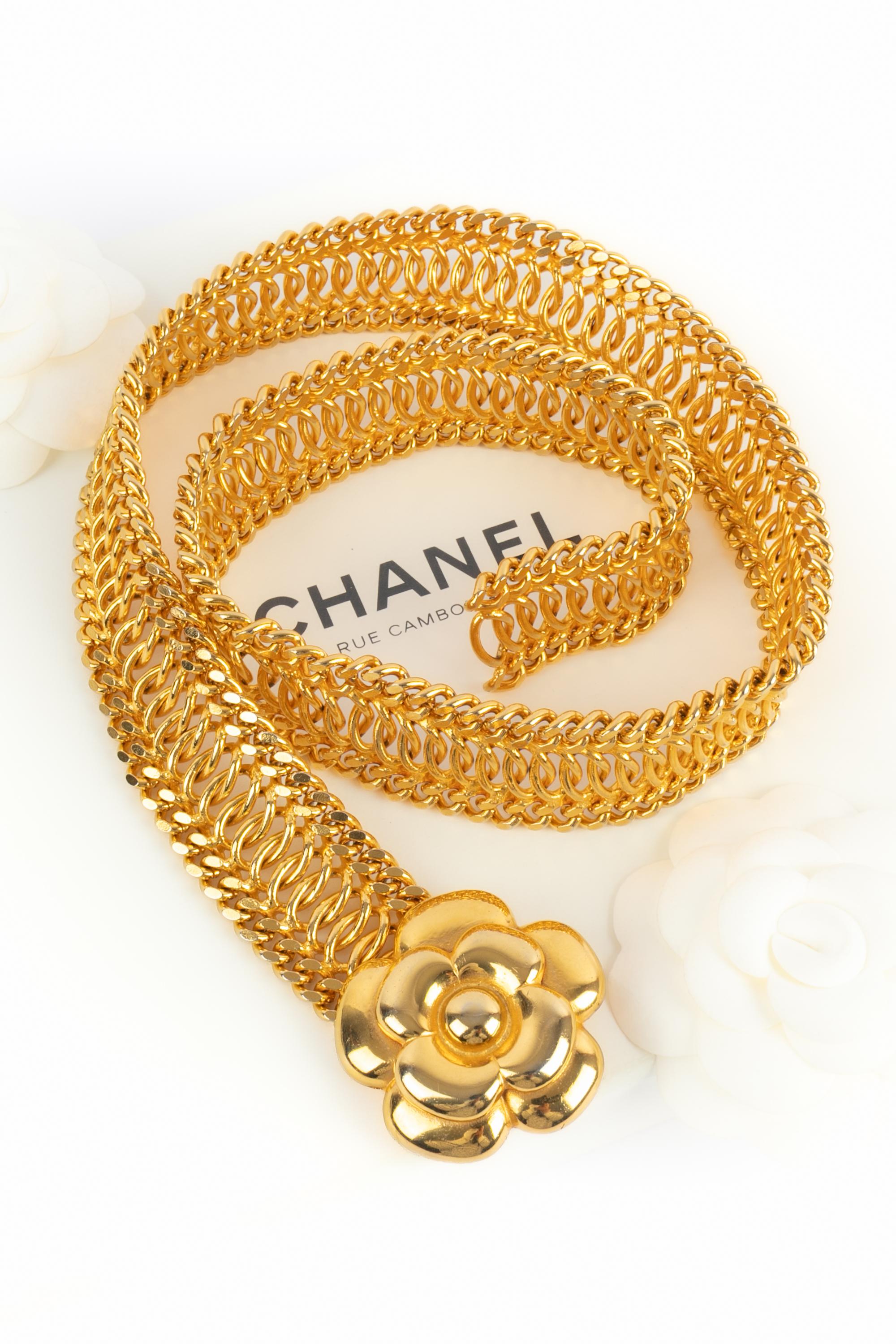 CHANEL - (Made in France) Cinturón de cadena de metal dorado con hebilla de camelia. Un diseño de Alta Costura de los años 80.

Estado:
Muy buen estado

Dimensiones:
Longitud: 70 cm - Anchura: 2,5 cm

SKU:CCB73