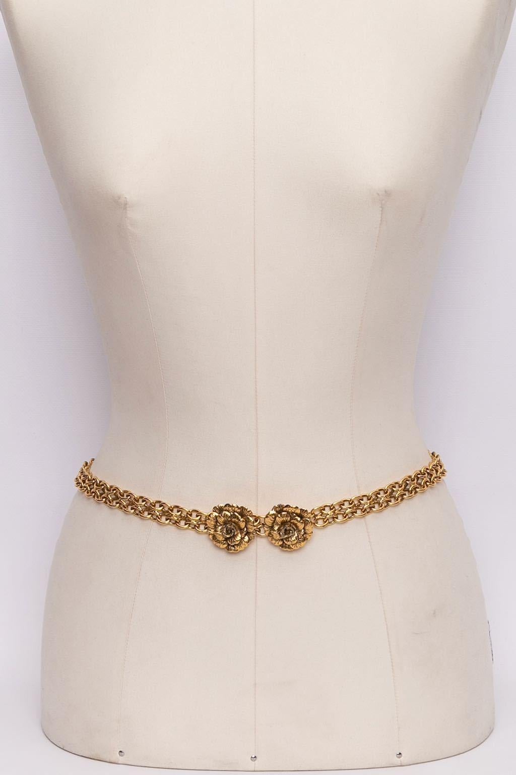 Chanel- Camellia belt in gilded metal. Signature engraved at the back of the buckle.

Additional information: 
Dimensions: Length: 71 cm (27.95 in) 
Condition: Very good condition
Seller Ref number: CCB44