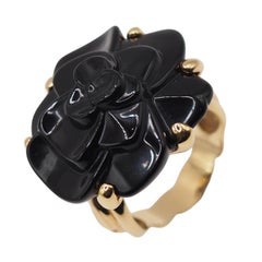 Bague Chanel Camellia en or jaune 18 carats, ornée d'une fleur en onyx noir