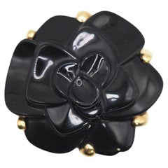 Bague Chanel Camellia en or jaune 18 carats, ornée d'une fleur en onyx noir