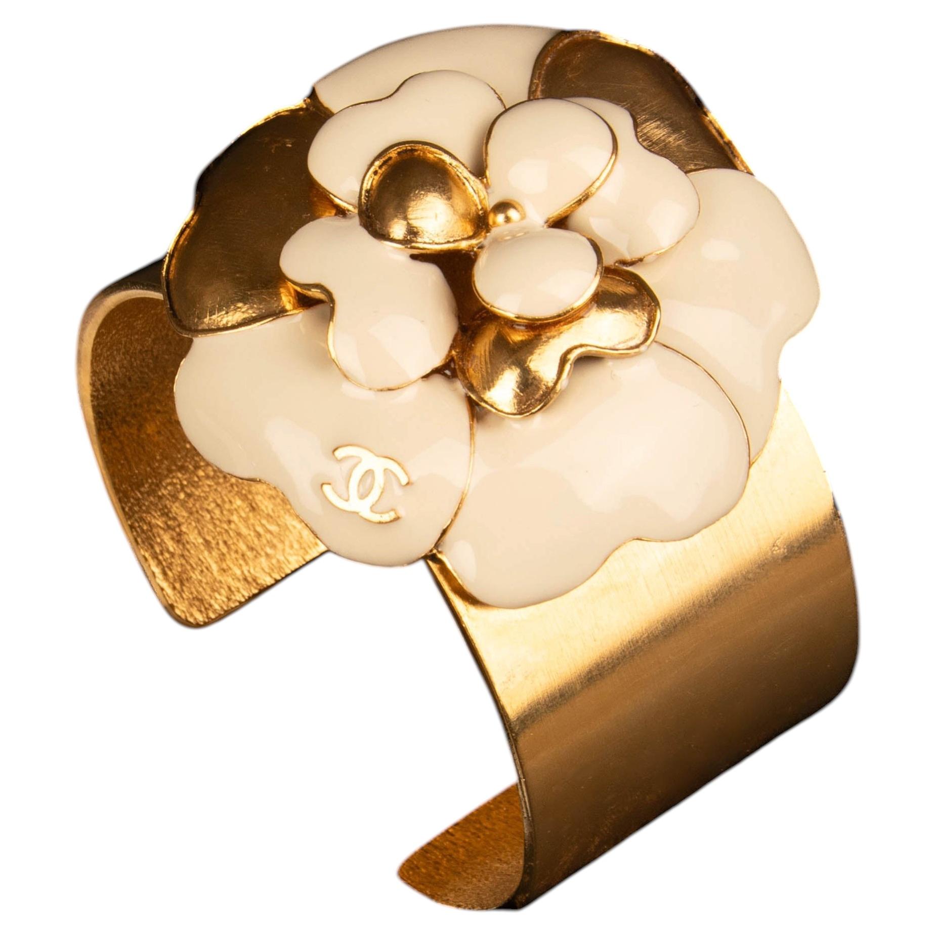 Bracciale Chanel con camelia di Karl Lagerfeld Primavera 2007