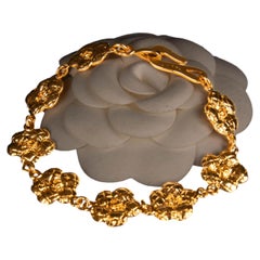 Bracelet en camélia de Chanel par Karl Lagerfeld printemps-été 1998