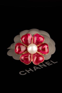 Spilla a forma di camelia Chanel di Karl Lagerfeld Autunno 1995