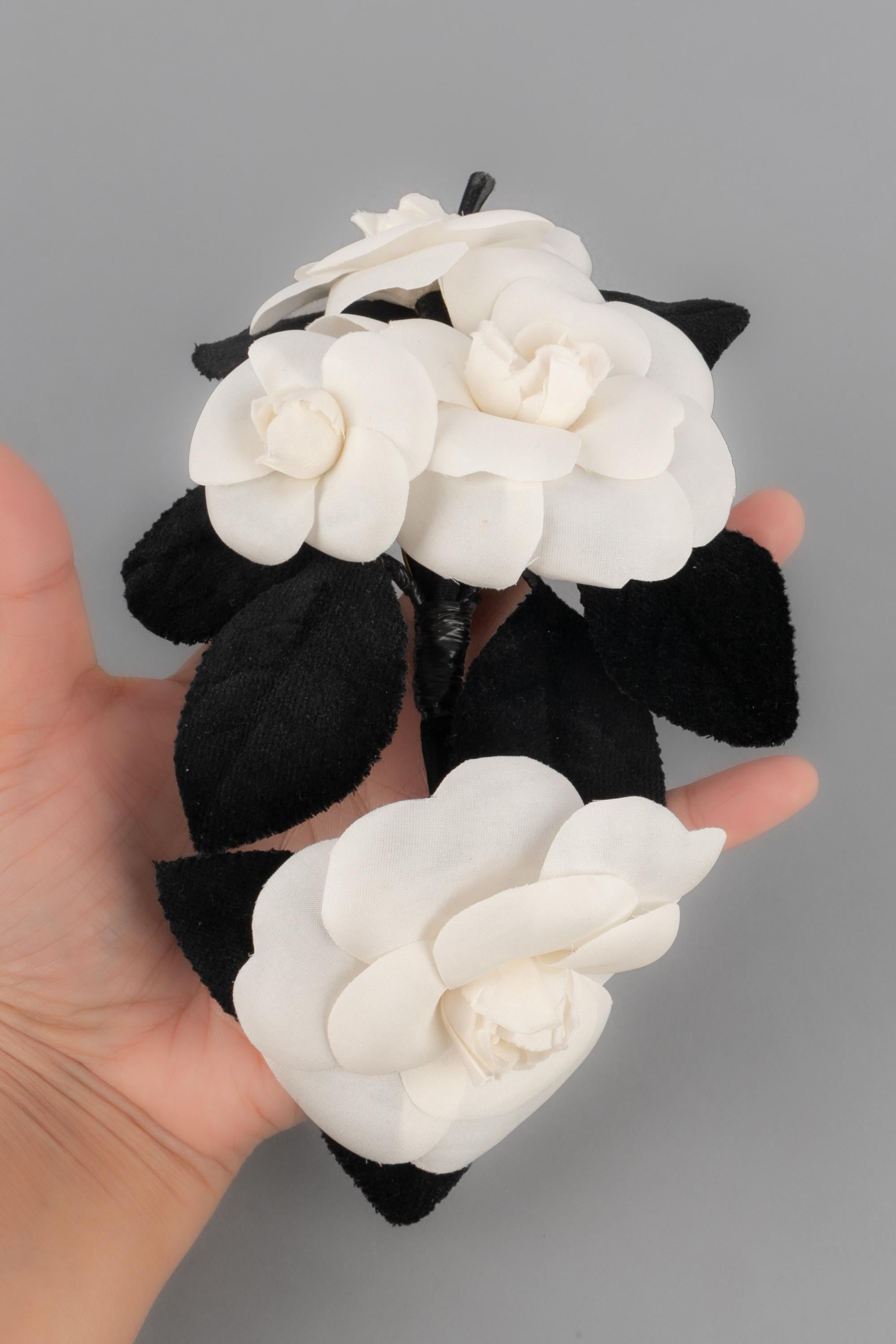 Spilla a forma di camelia Chanel 7