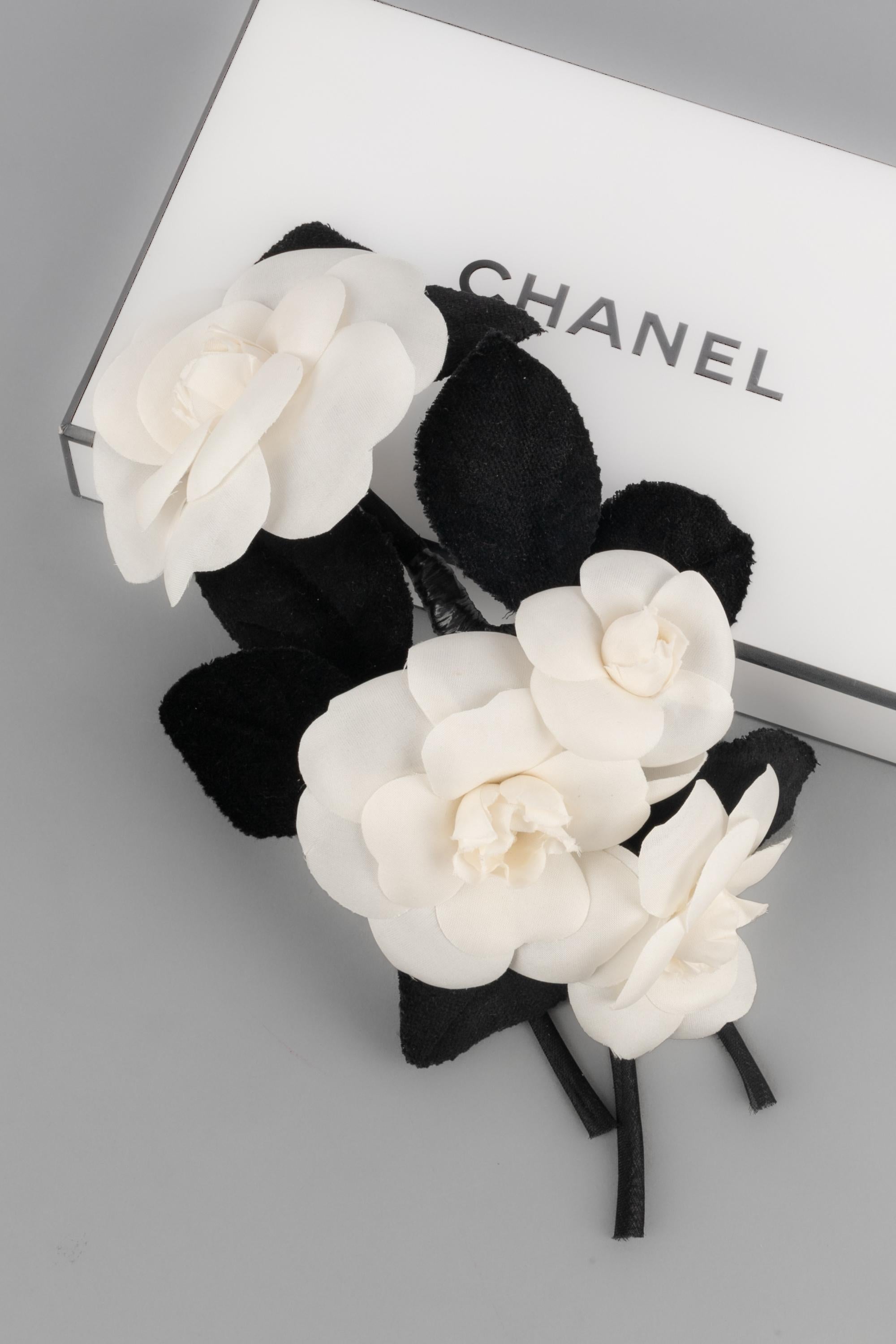 CHANEL - (Fabrice) Imponente spilla composta da diverse camelie in tessuto bianco e foglie in velluto nero.

Condizioni:
Ottime condizioni

Dimensioni:
Lunghezza: 22 cm

SKU:BRB186