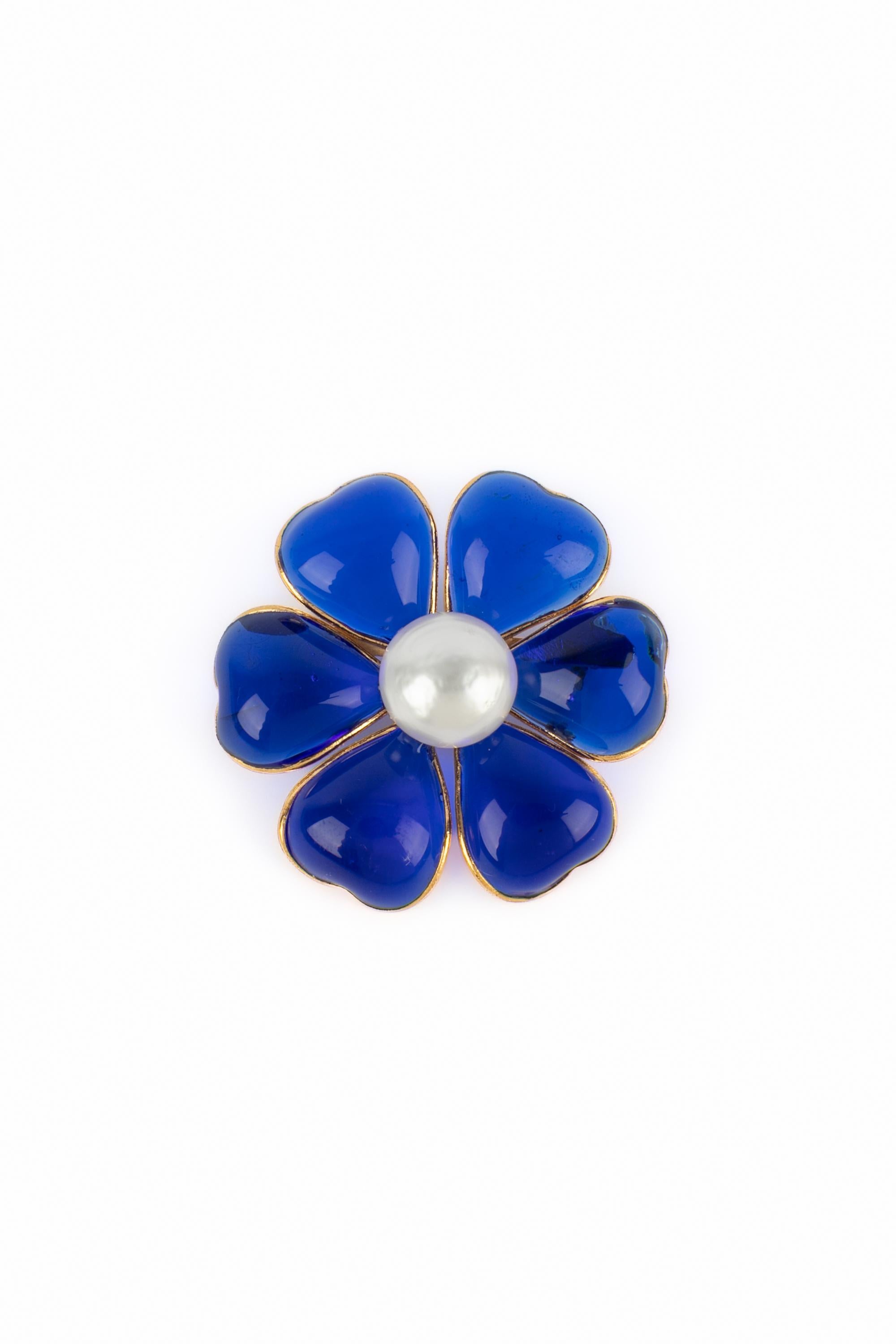 CHANEL - (Made in France) Golden metal camellia brooch with blue glass paste. 1996 Fall-Winter Collection under the artistic direction of Karl Lagerfeld. Work from the Gripoix Atelier for the house of Chanel.

Condition:
Very good