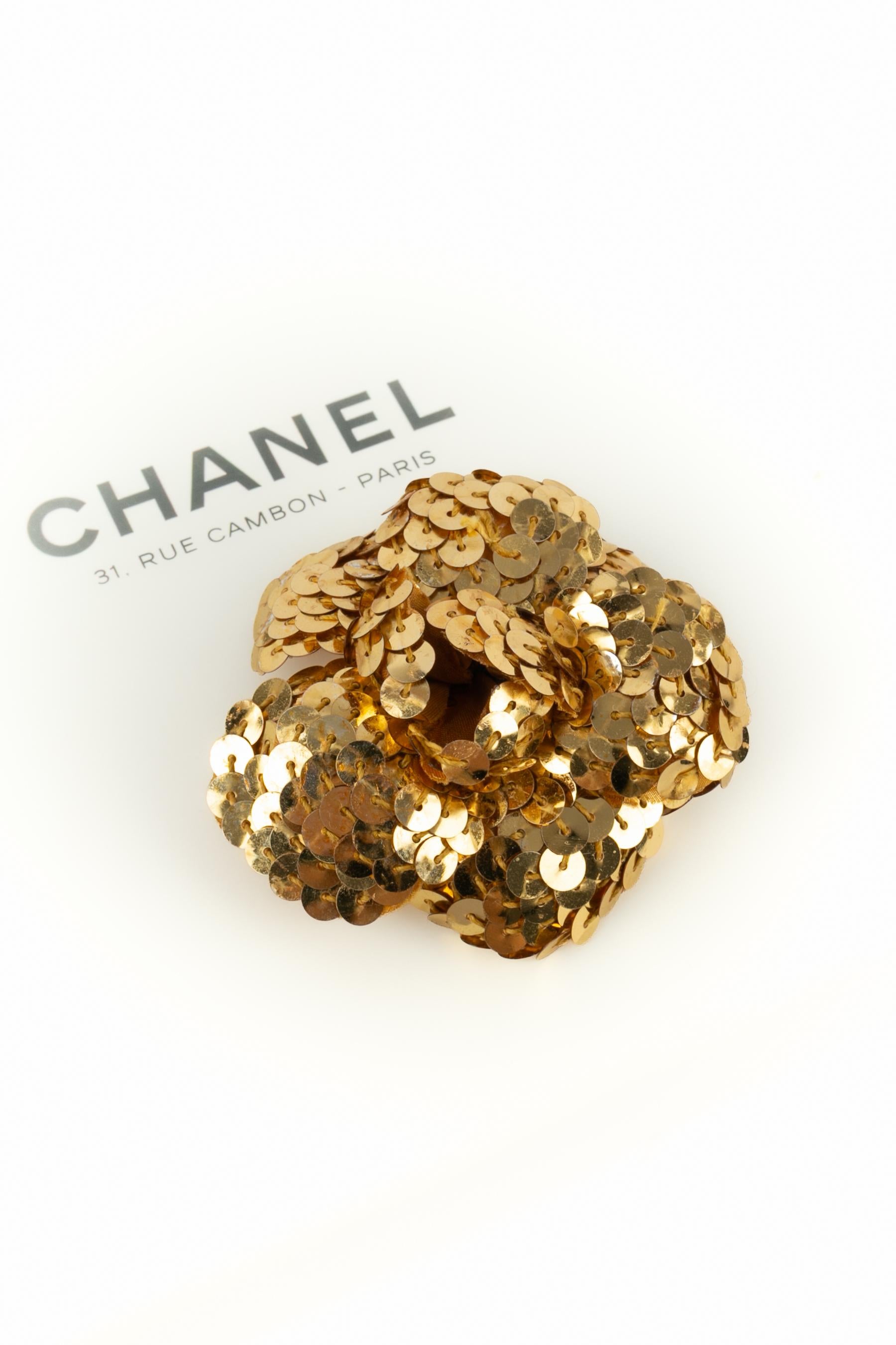 Chanel - (Made in France) Spilla a forma di camelia in velluto cucita con paillettes dorate.

Condizioni:
Ottime condizioni

Dimensioni:
Diametro:

SKU:BRB149