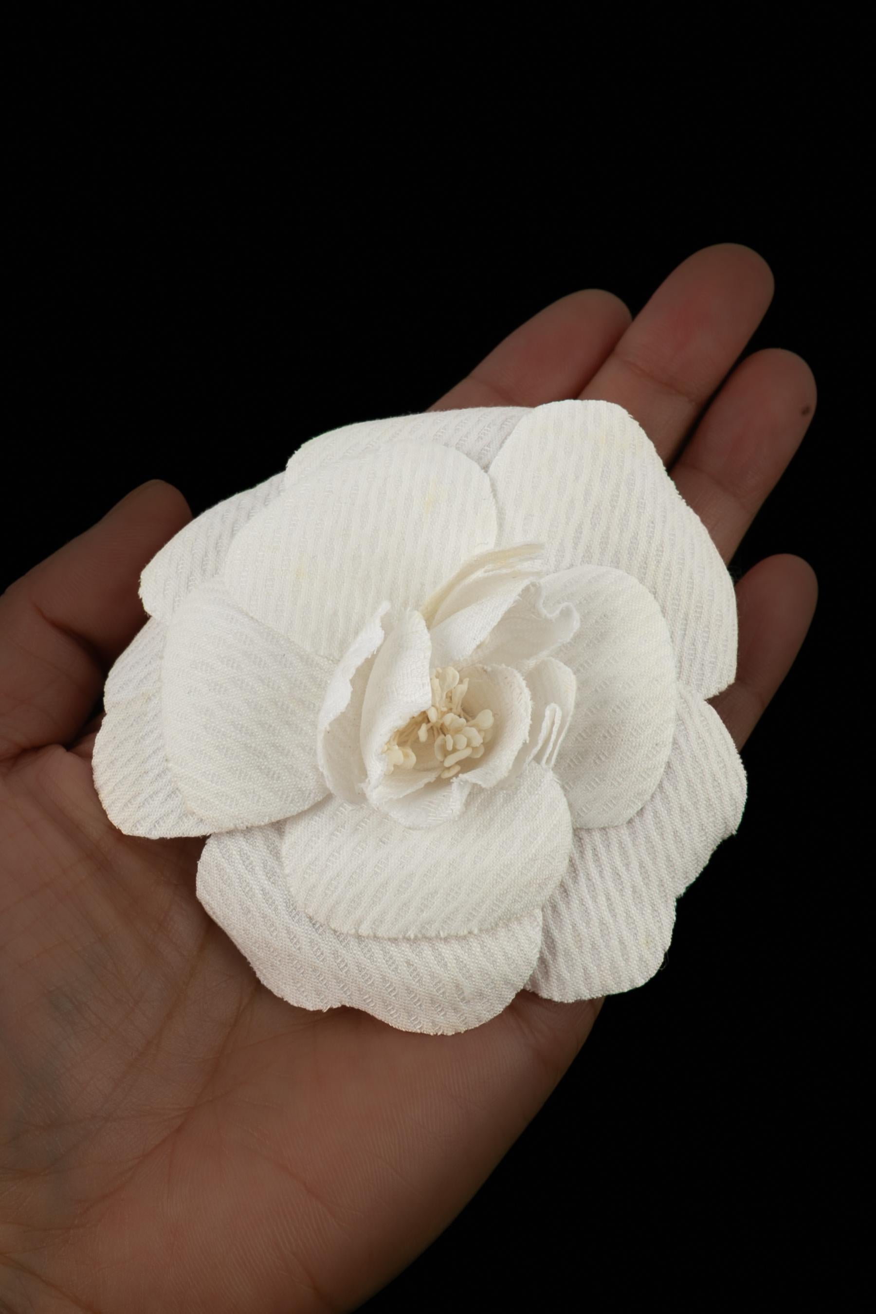 Chanel camellia brooch In Excellent Condition For Sale In SAINT-OUEN-SUR-SEINE, FR