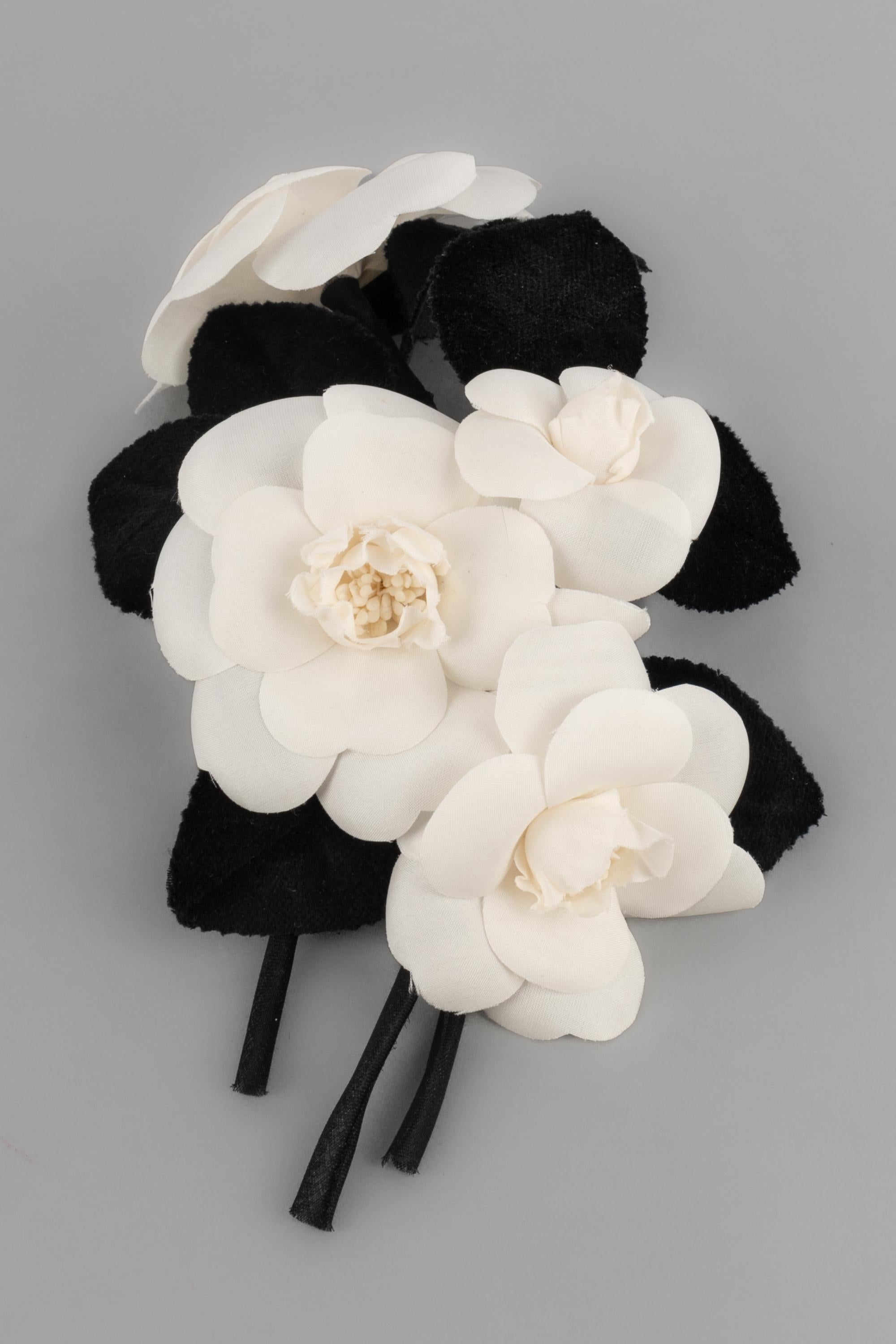Donna Spilla a forma di camelia Chanel