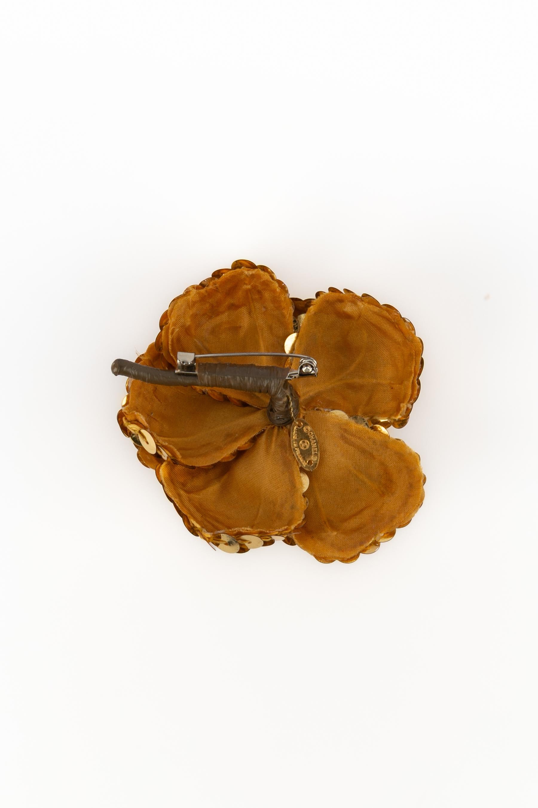 Donna Spilla a forma di camelia Chanel in vendita