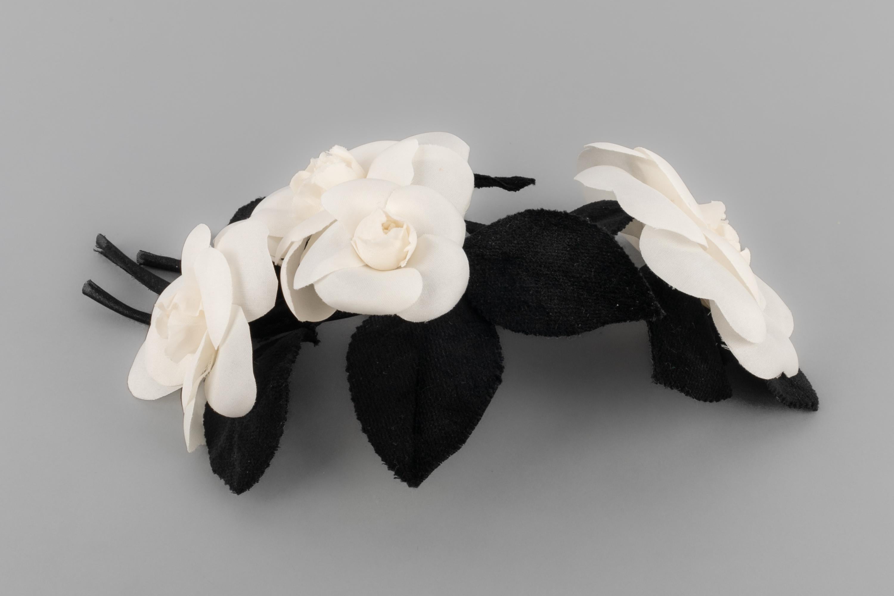 Spilla a forma di camelia Chanel 1