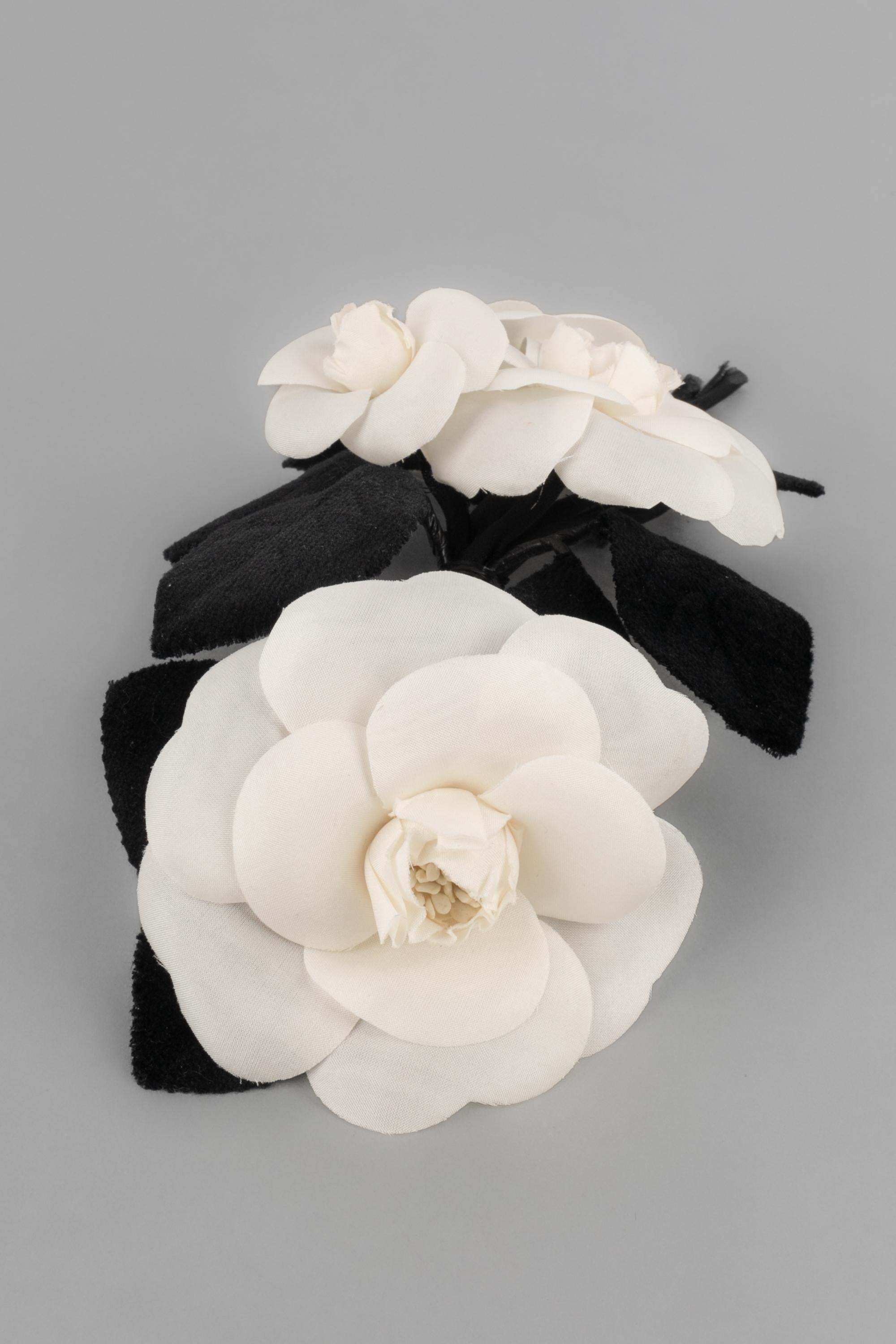 Spilla a forma di camelia Chanel 2