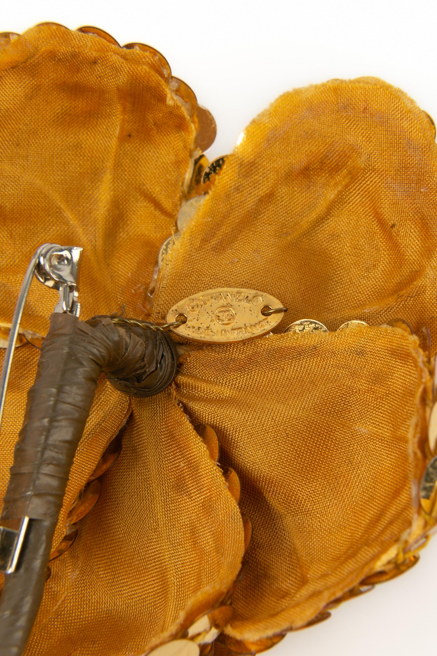 Spilla a forma di camelia Chanel in vendita 2