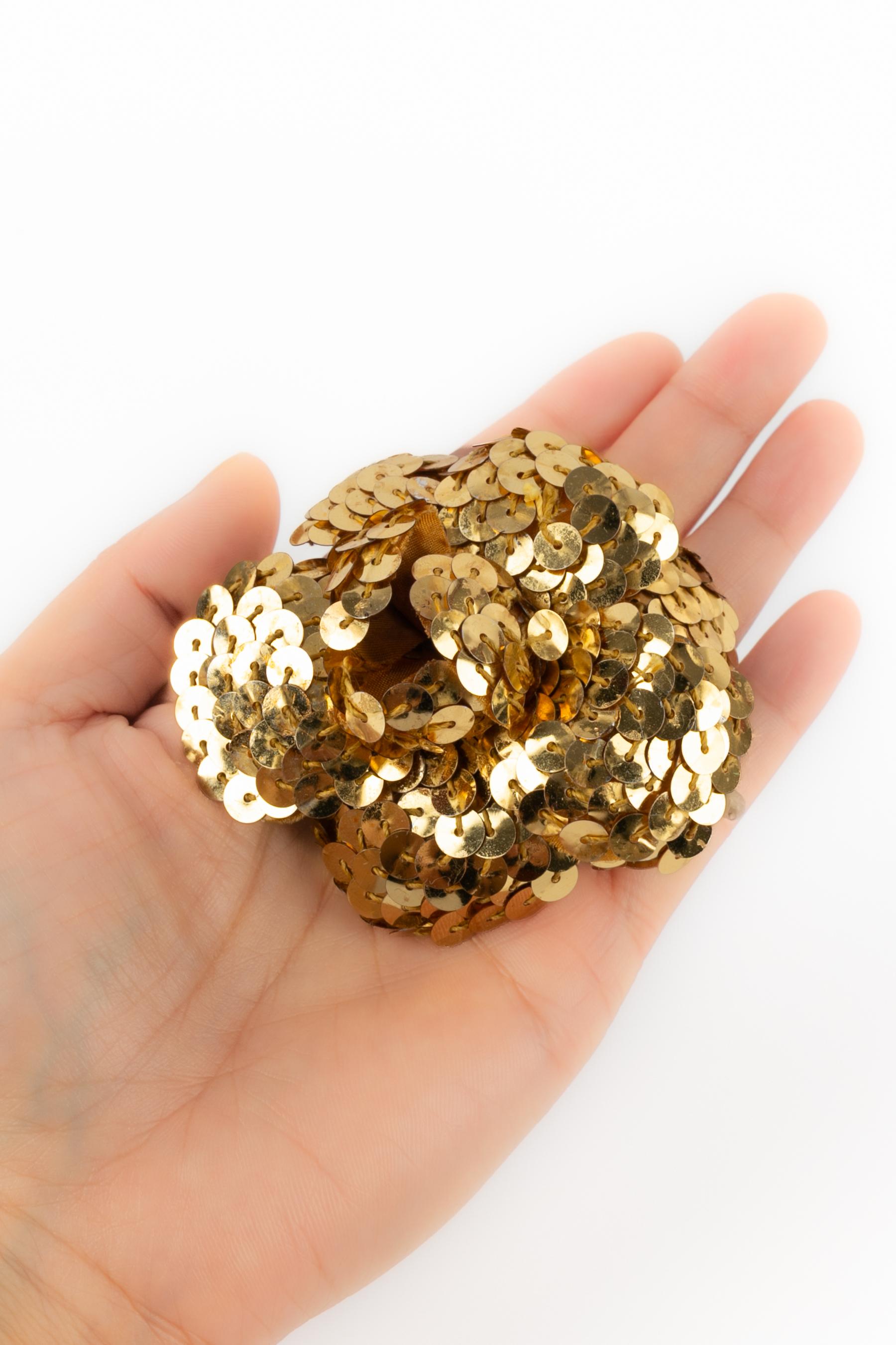 Spilla a forma di camelia Chanel in vendita 3