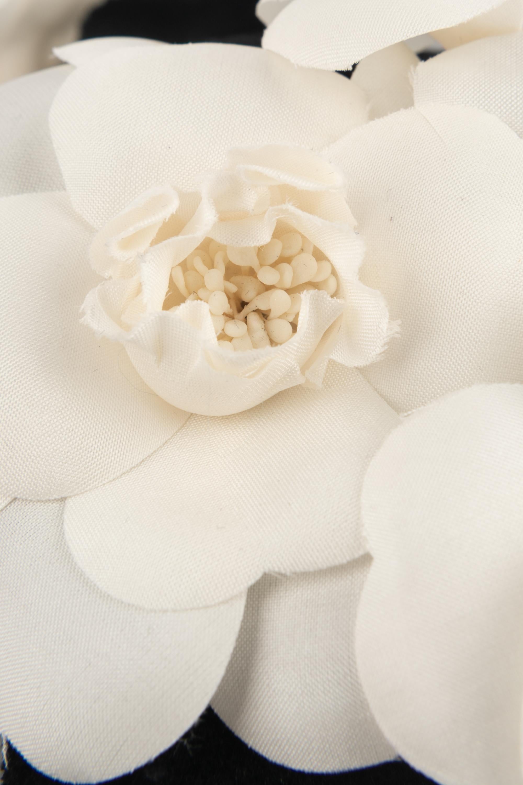 Spilla a forma di camelia Chanel 4