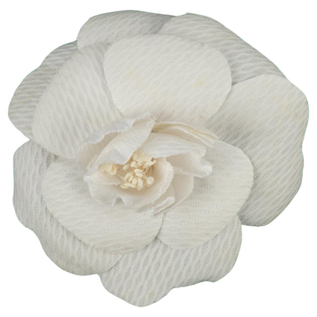 Spilla a forma di camelia Chanel
