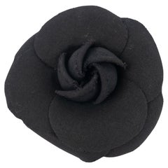 Spilla a forma di camelia Chanel
