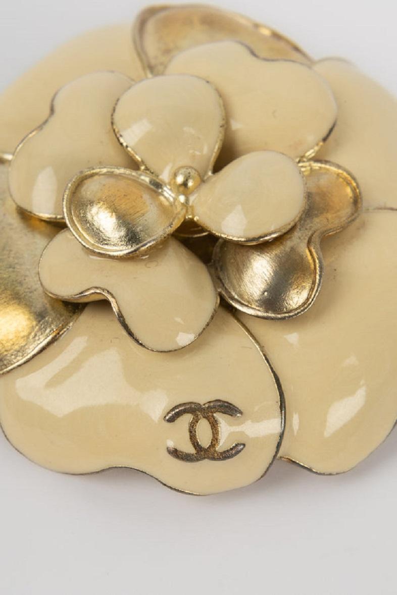 Chanel- (Made in France) Camellia brooch in enamelled gold metal. Spring/Summer 2007 collection.

Additional information:

Dimensions: Ø 6 cm

Condition: Very good condition

Seller Ref number: BRB66