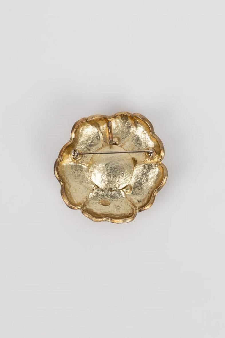 Chanel Camellia Brooch in Enamelled Gold Metal, Spring 2007 In Excellent Condition For Sale In SAINT-OUEN-SUR-SEINE, FR