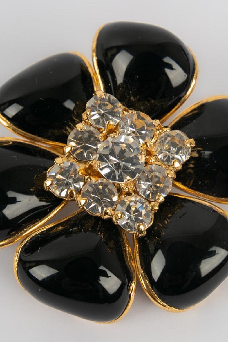 Chanel Camellia Brooch in Gold Metal, Rhinestones and Black Glass Paste, 1995 In Excellent Condition In SAINT-OUEN-SUR-SEINE, FR