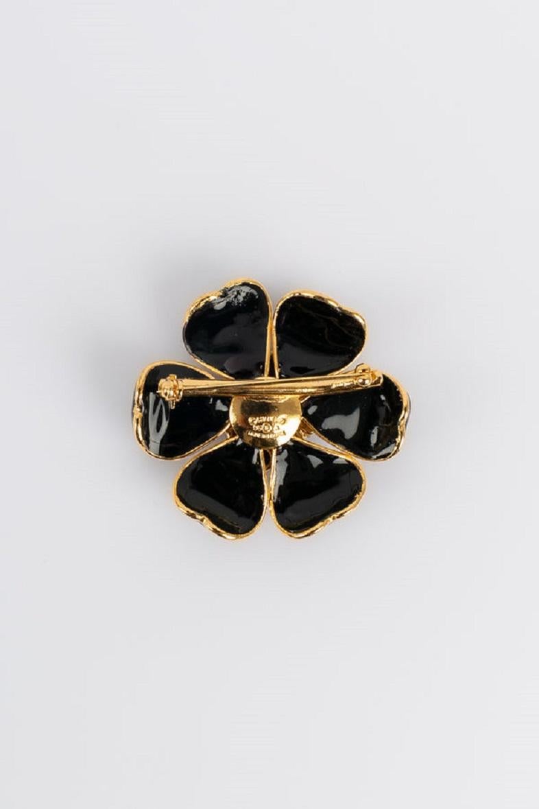 Women's or Men's Chanel Camellia Brooch in Gold Metal, Rhinestones and Black Glass Paste, 1995