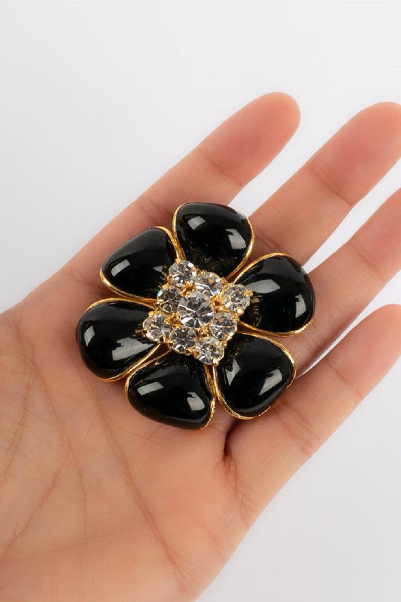 Chanel Camellia Brooch in Gold Metal, Rhinestones and Black Glass Paste, 1995 2