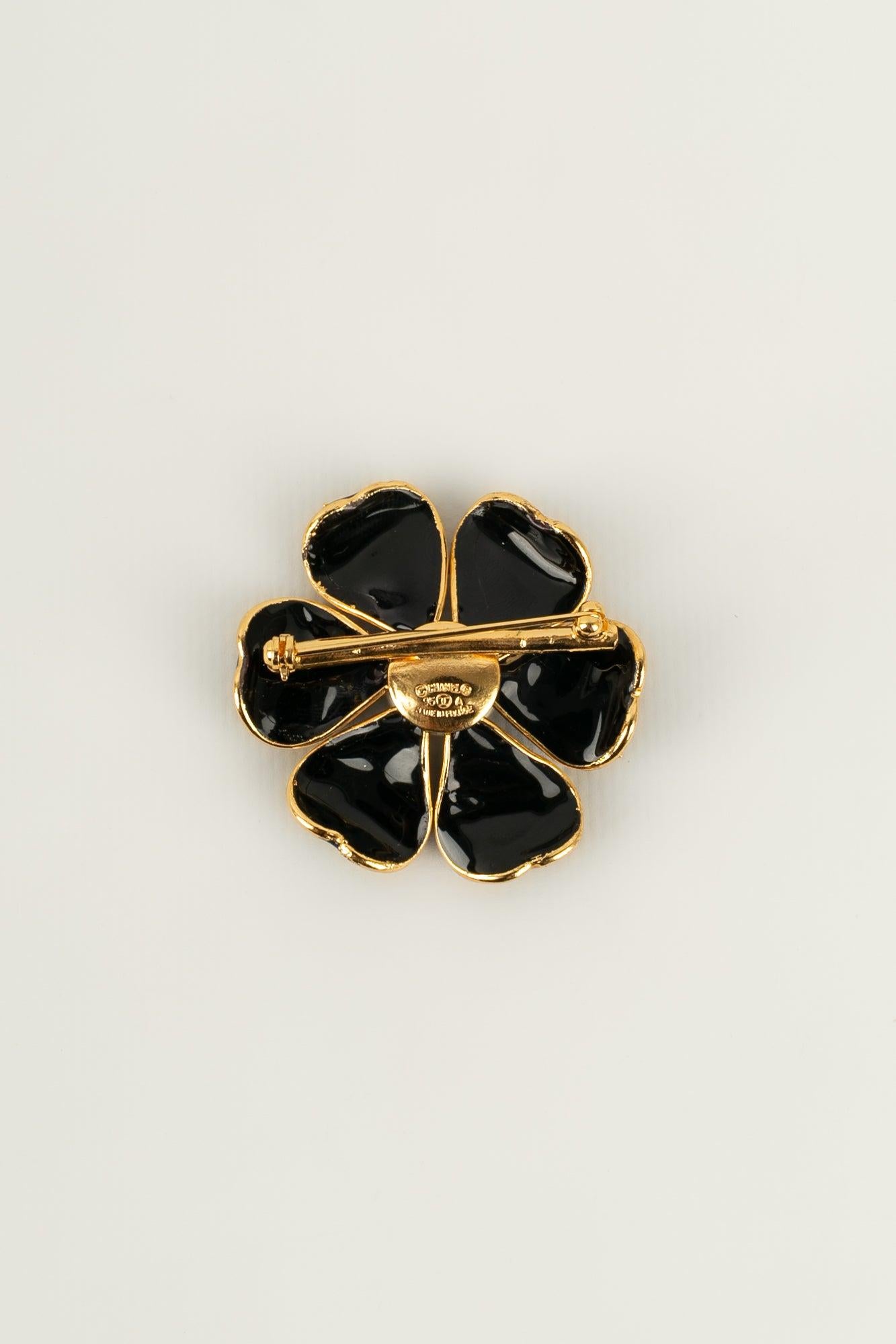 Chanel (Made in France) Camellia brooch in gold-plated metal, black glass paste, and pearly cabochon. Fall/Winter 1995 Collection. Work from the Gripoix Atelier for the house of Chanel.

Additional Information:
Condition: Very good