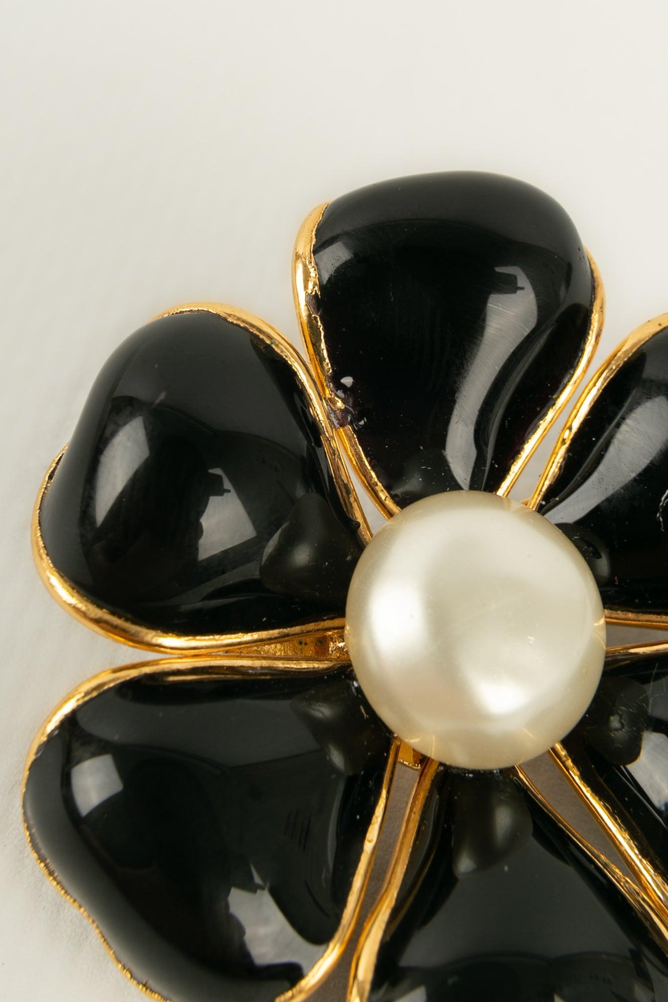 Chanel Camellia Brooch in Gold-Plated Metal and Black Glass Paste, 1995 In Excellent Condition In SAINT-OUEN-SUR-SEINE, FR