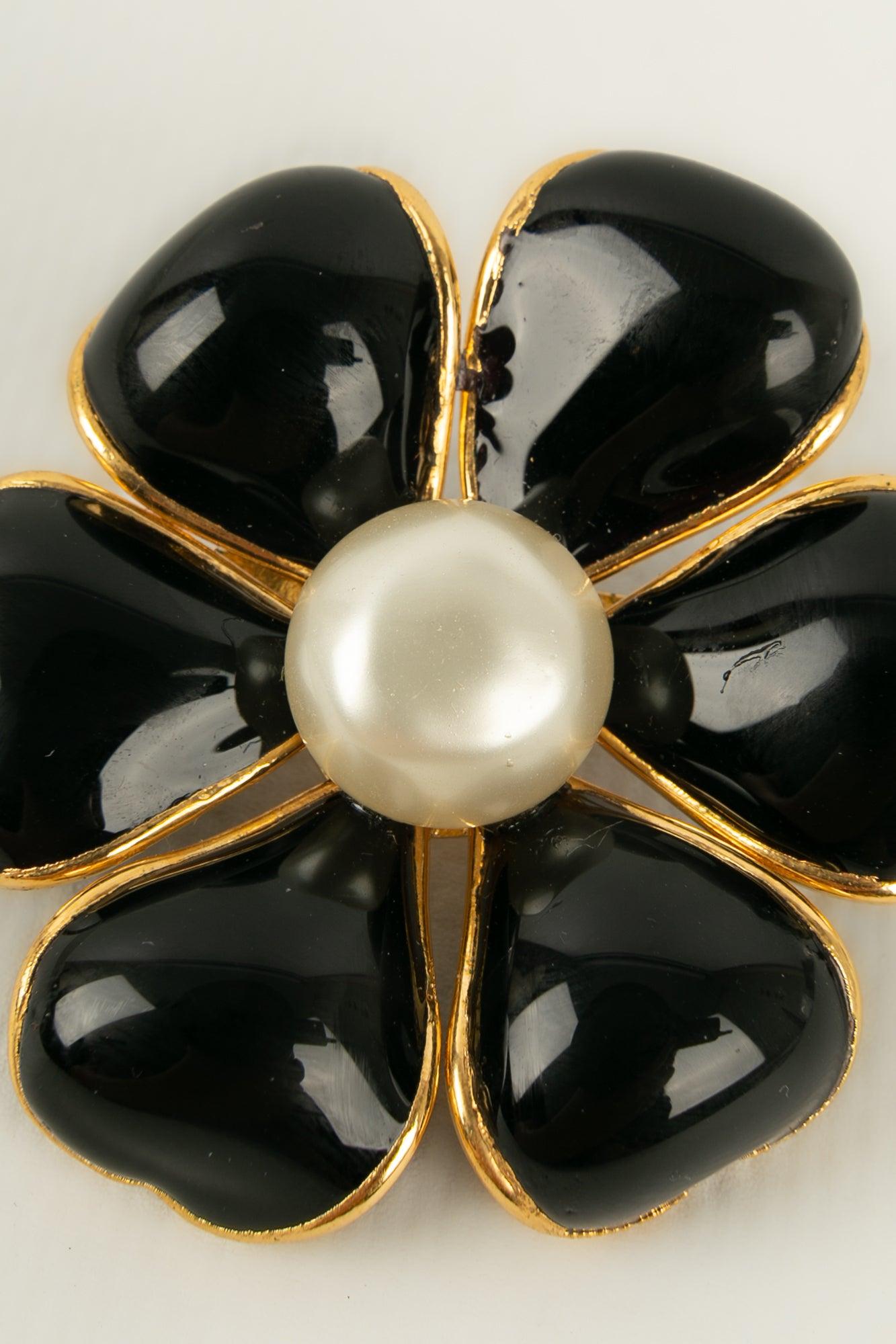 Chanel Camellia Brooch in Gold-Plated Metal and Black Glass Paste, 1995 1