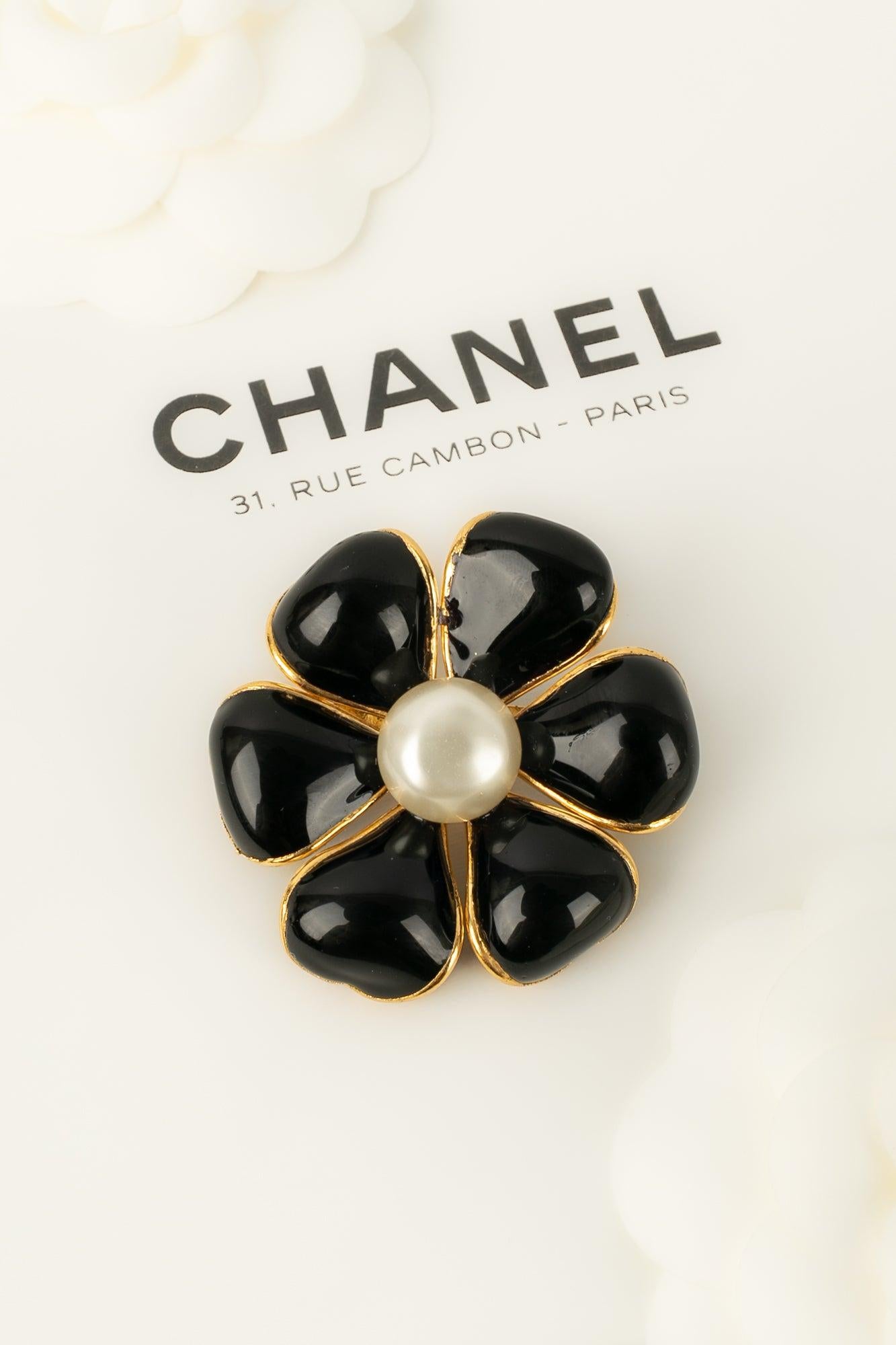 Chanel Camellia Brooch in Gold-Plated Metal and Black Glass Paste, 1995 3