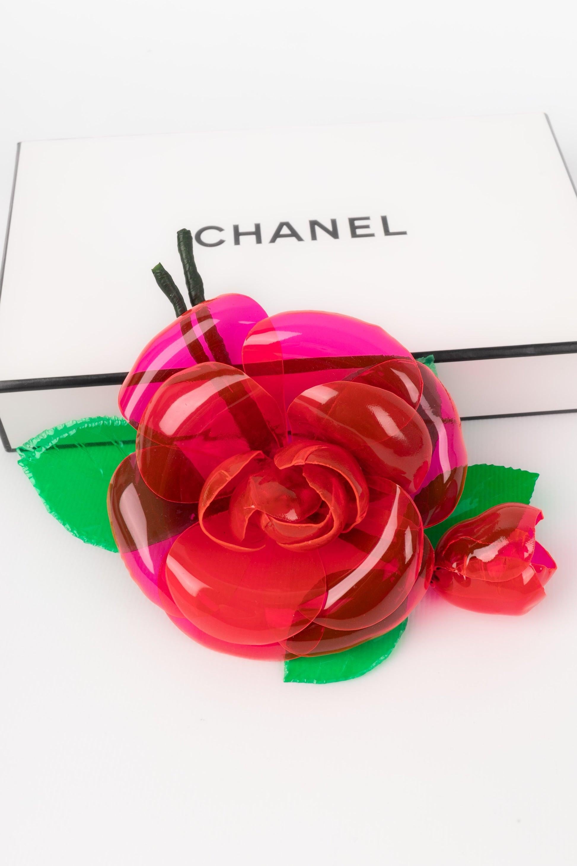 Chanel - (Made in France) Camellia brooch in pink/red transparent plastic material. Spring/Summer 1992 Collection.

Additional information:
Condition: Very good condition
Dimensions: Height: 15 cm

Seller Reference: BRB182
