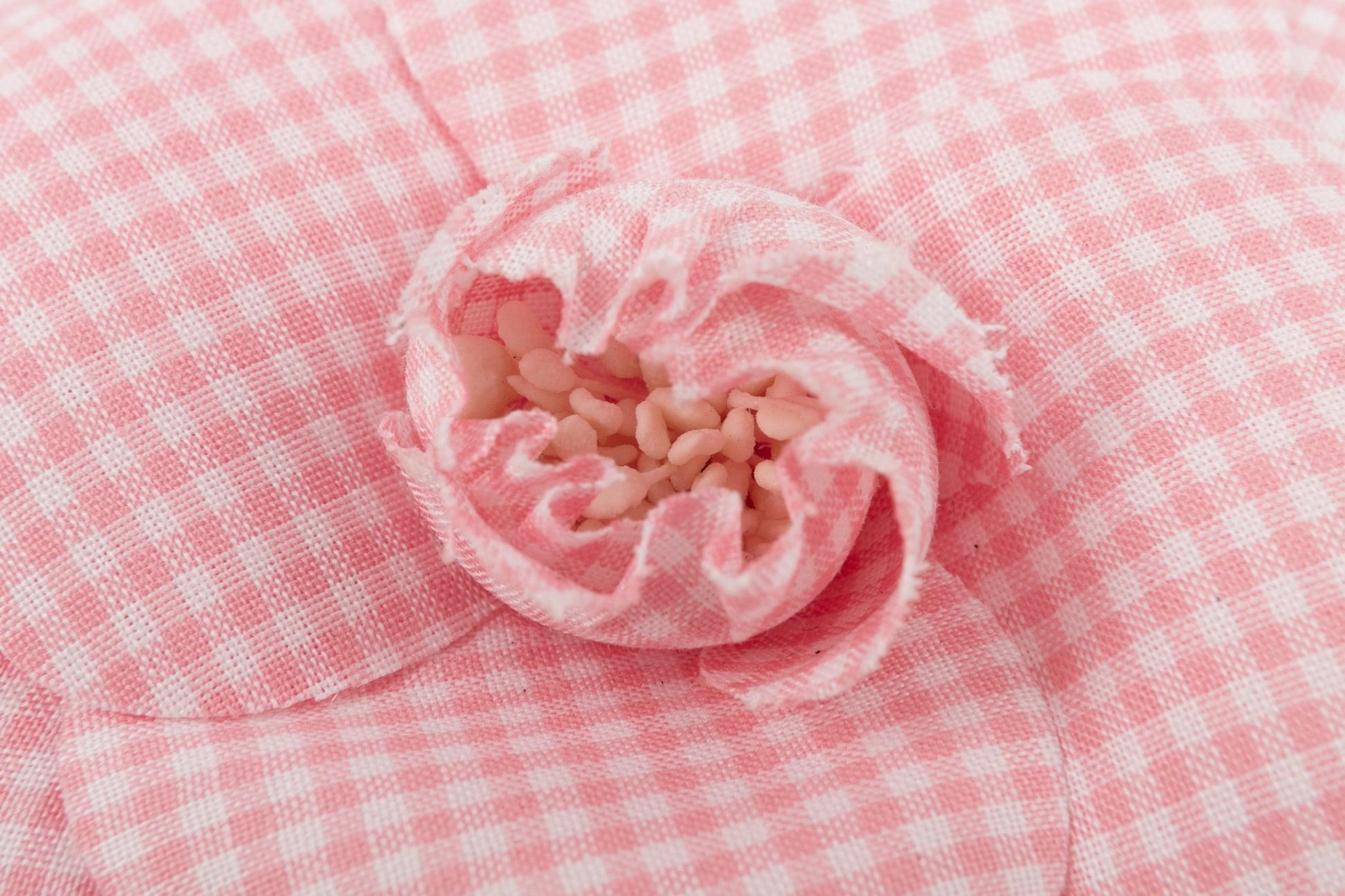 Chanel - (Made in France) Camellia brooch made of pink and white gingham fabric. Collector's piece from the beginning of the 1990s.

Additional information:
Condition: Very good condition
Dimensions: Diameter: 8 cm
Period: 20th Century

Seller
