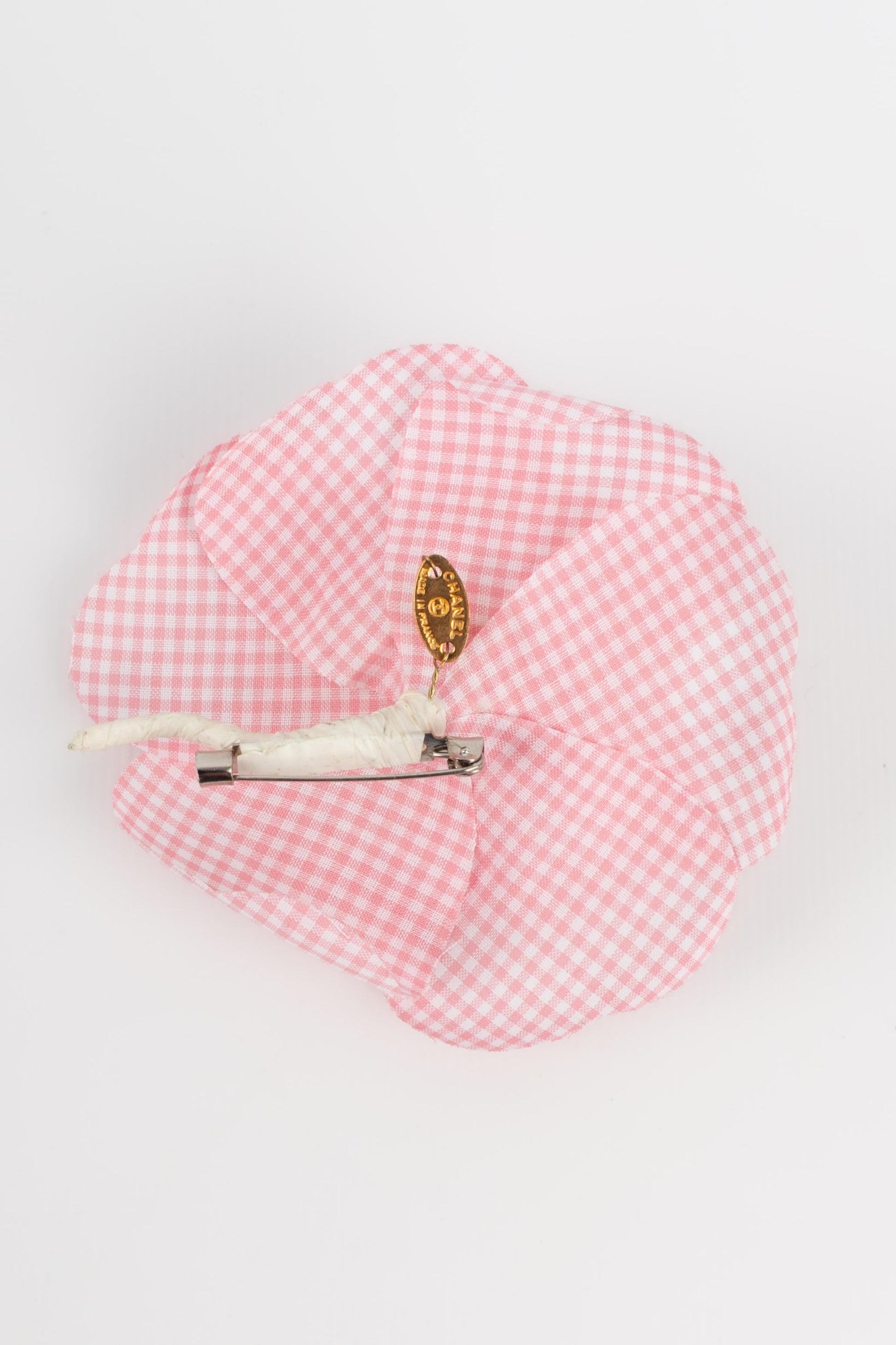 Chanel Camellia Brooch Made of Pink and White Gingham Fabric, 1990s In Excellent Condition For Sale In SAINT-OUEN-SUR-SEINE, FR