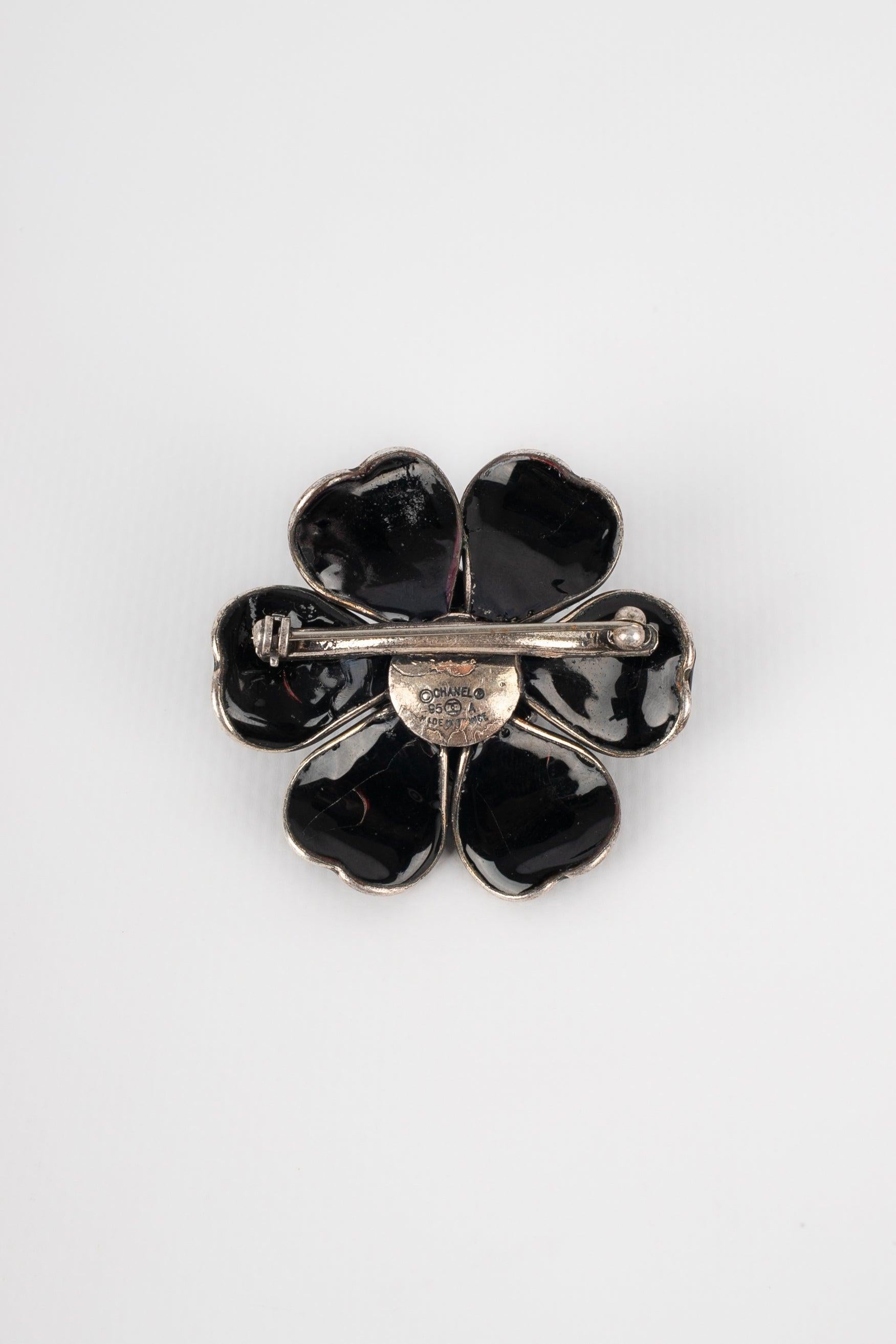 Chanel Camellia Brooch with Black Glass Paste and Rhinestones, 1995 In Good Condition For Sale In SAINT-OUEN-SUR-SEINE, FR