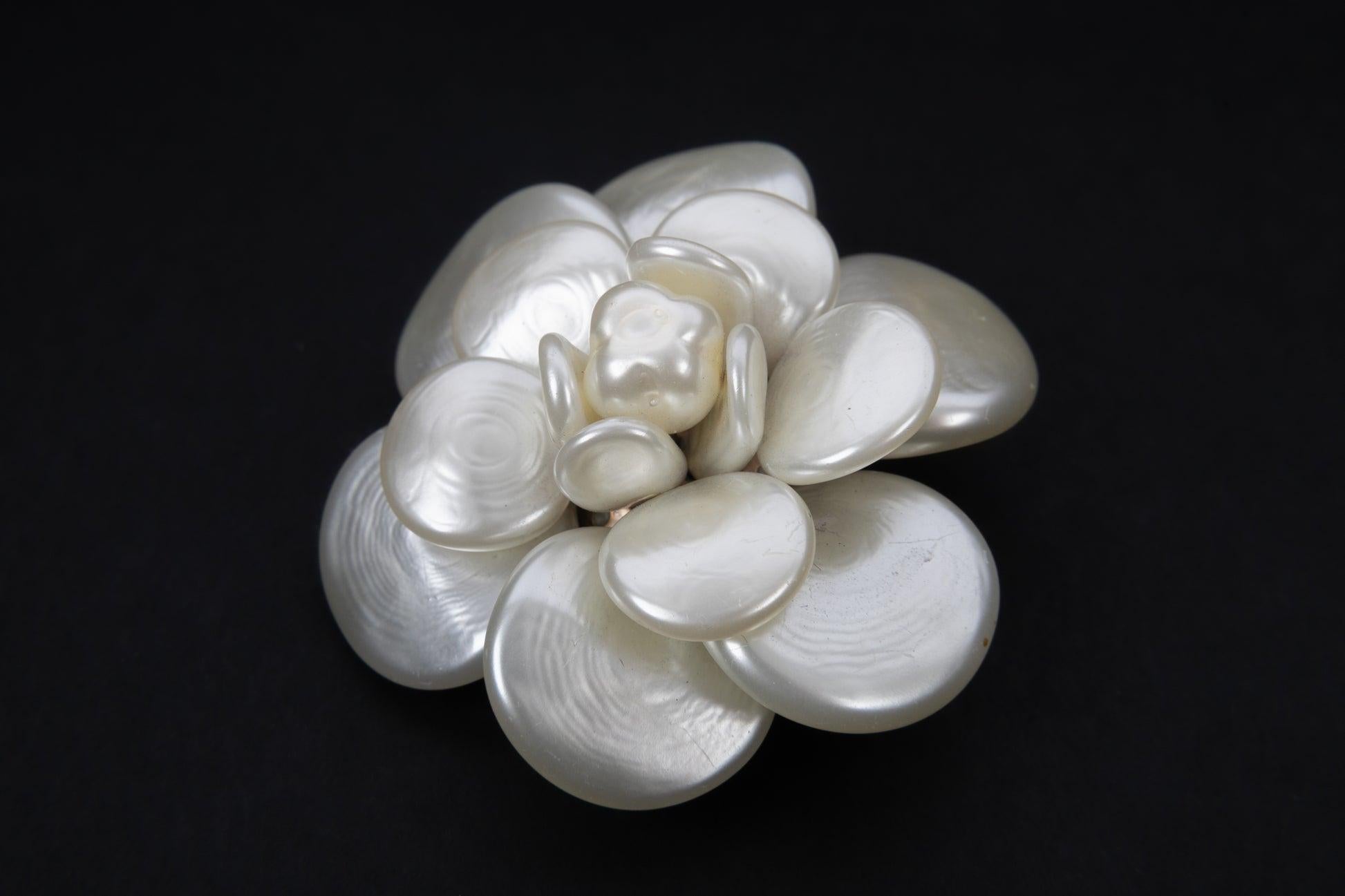 Chanel - (Made in France) Spilla a forma di camelia in pasta di vetro con effetto perlato.

Informazioni aggiuntive:
Condizioni: Ottime condizioni
Dimensioni: Altezza: 5 cm

Riferimento del venditore: BRB96