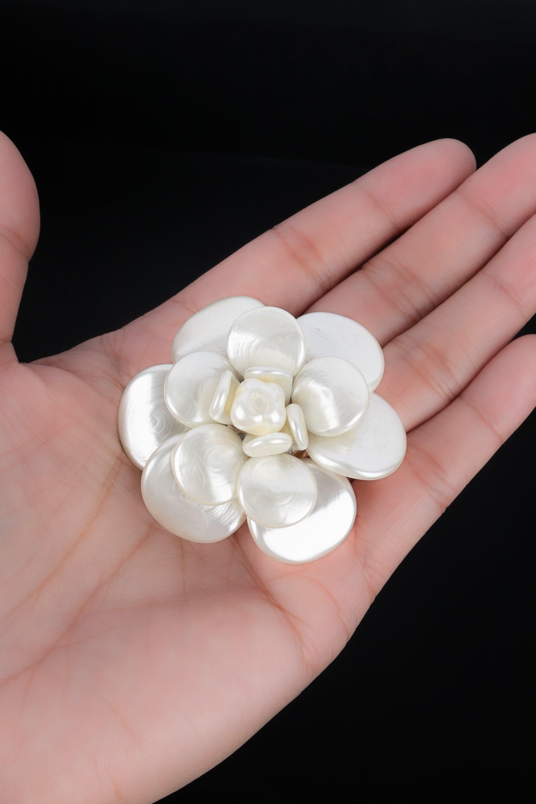 Donna Spilla Chanel a forma di camelia con effetto perlato in vendita