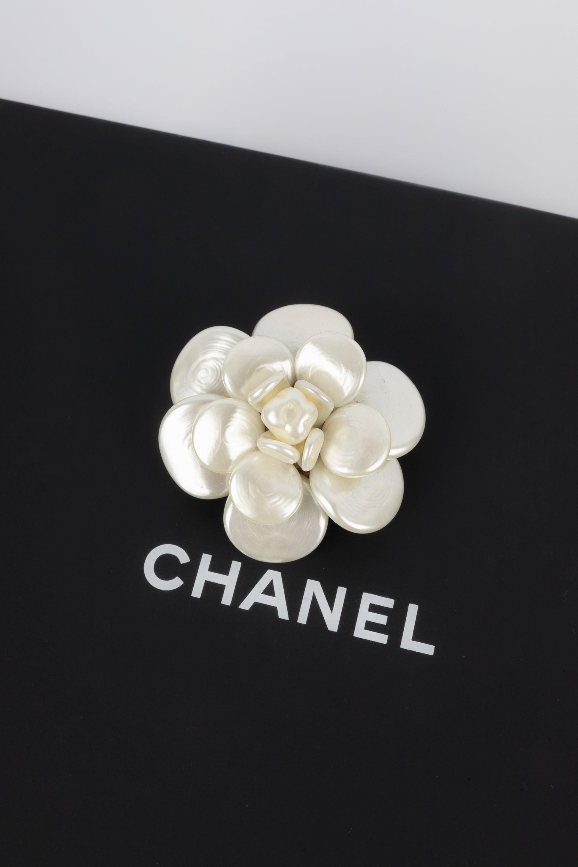 Spilla Chanel a forma di camelia con effetto perlato in vendita 1