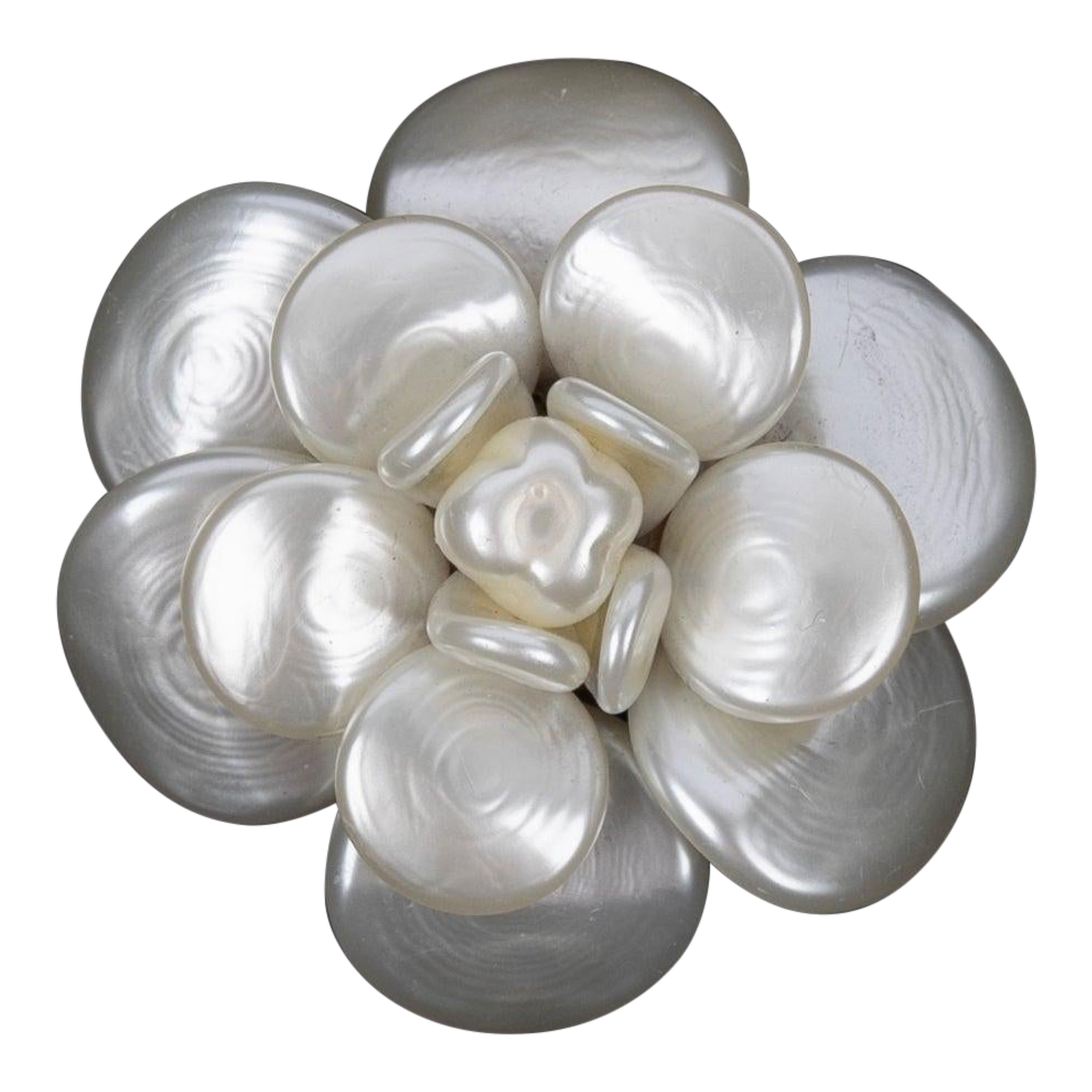 Broche Camelia Chanel Efecto Nacarado