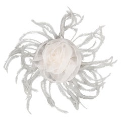 Chanel Broche camélia avec plumes blanches