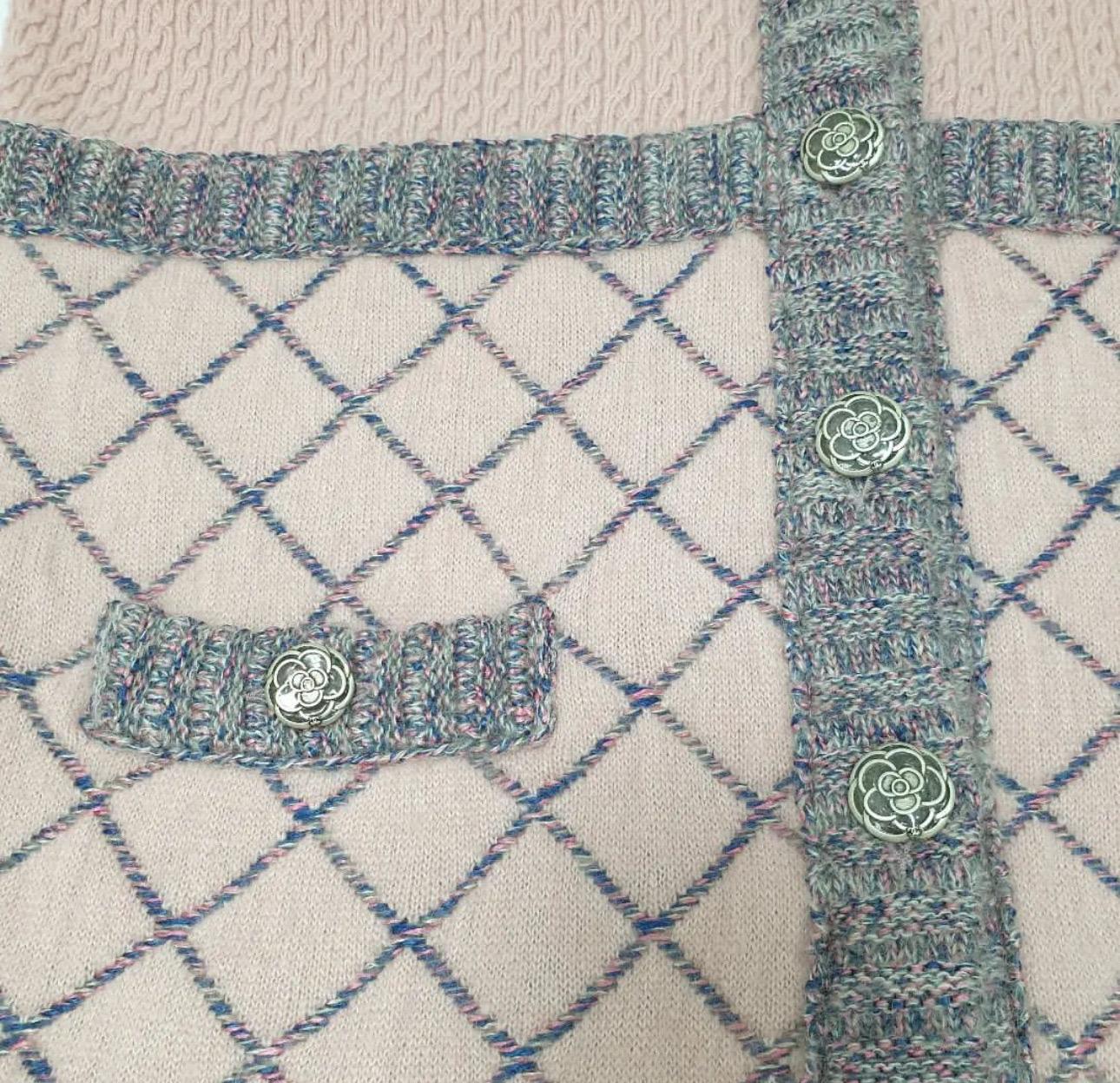 CHANEL Camellia Button Cardigan In Excellent Condition For Sale In Krakow, PL