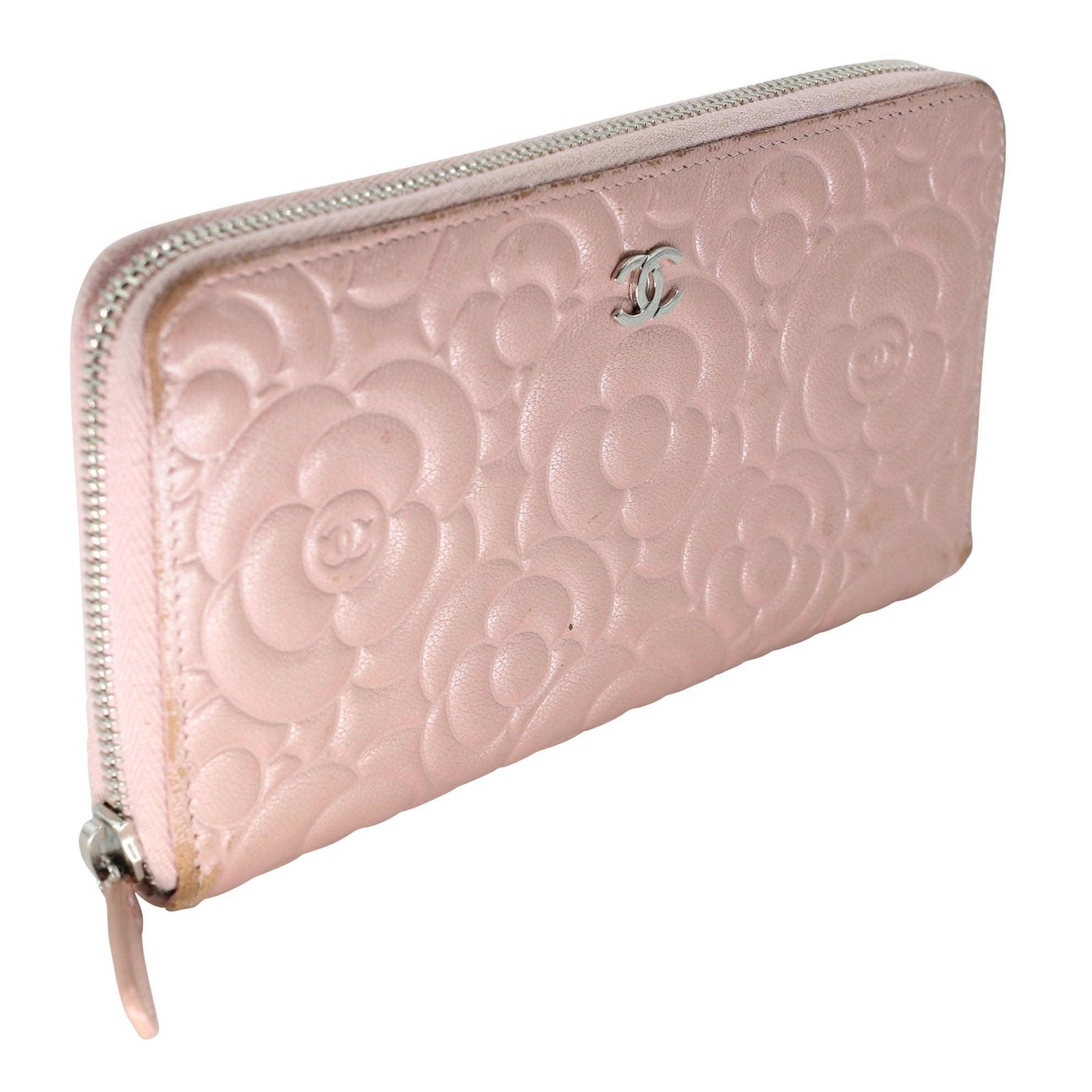 Wenn Sie auf der Suche nach einer luxuriösen und schicken Art und Weise sind, Ihre Essentials zu organisieren, dann ist diese wunderschöne Chanel Pink Leather Zip Wallet genau das Richtige für Sie. Dieses atemberaubende Stück verfügt über einen