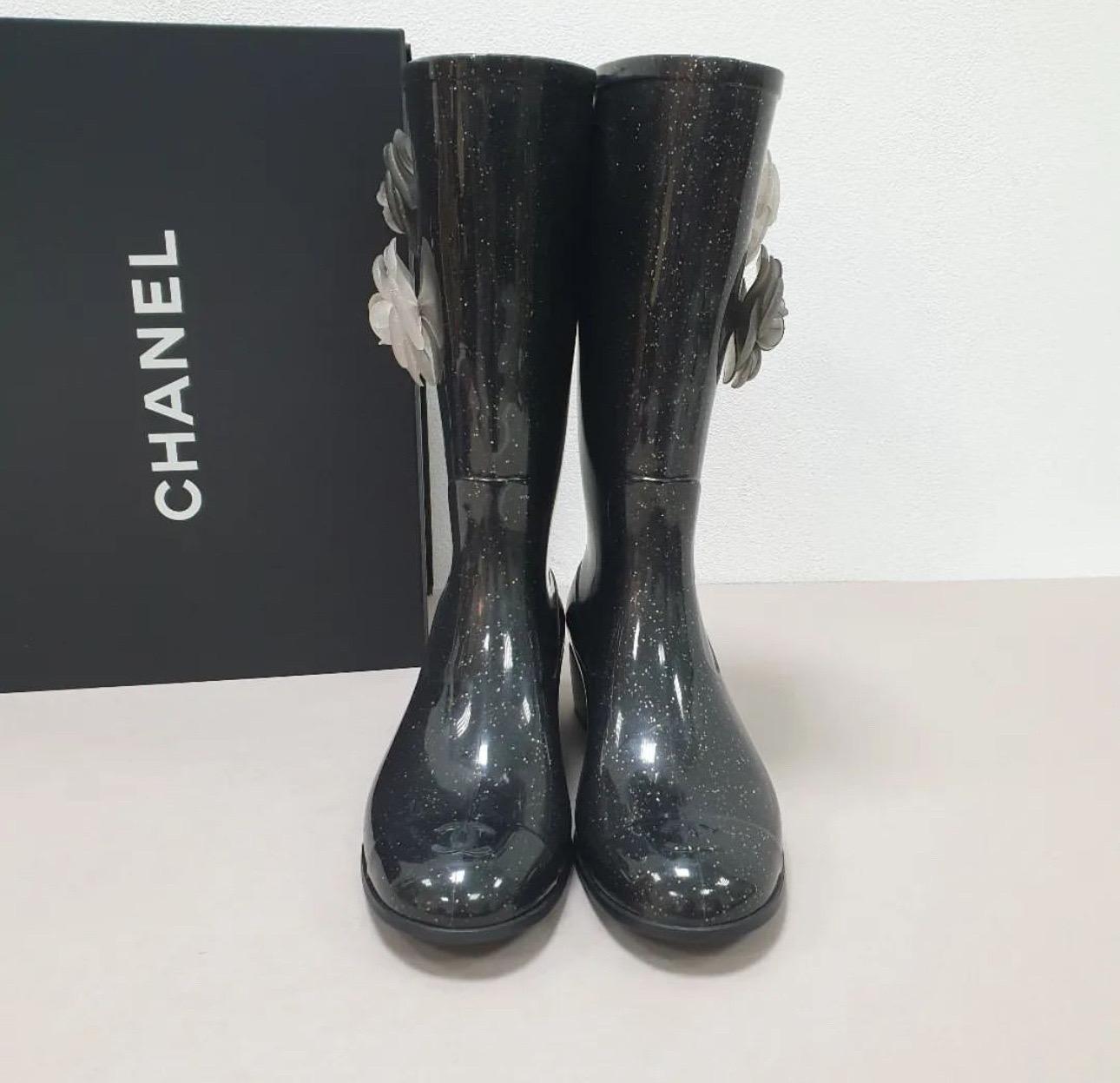 CHANEL Camellia CC Logo Glitter Rain Boots In Good Condition In Krakow, PL