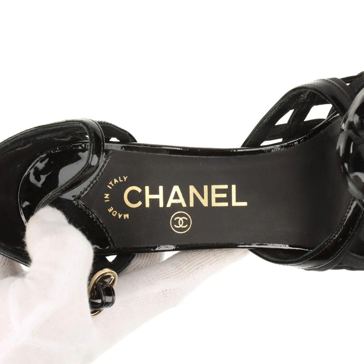 Chanel Camellia CC Logo Matelasse Bombas de charol con correa Negro en venta 6