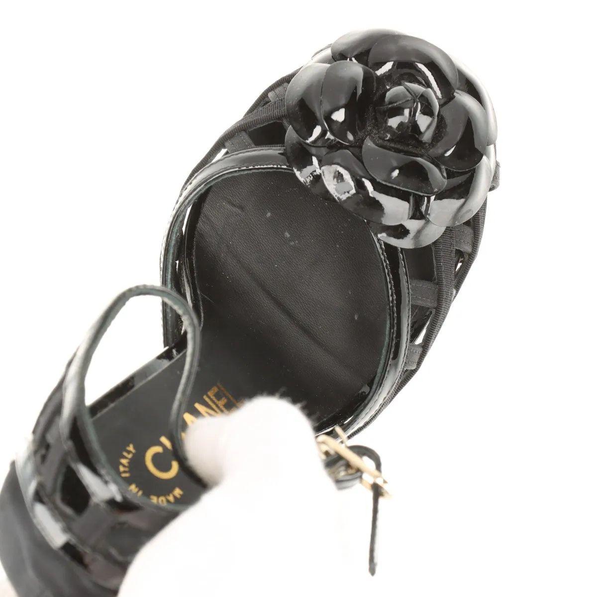 Chanel Camellia CC Logo Matelasse Bombas de charol con correa Negro en venta 7