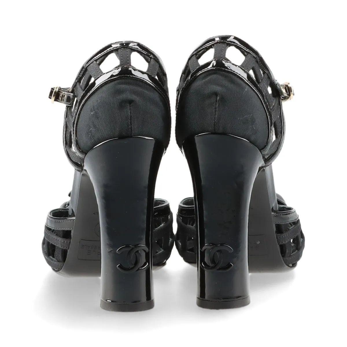 Chanel Camellia CC Logo Matelasse Bombas de charol con correa Negro en venta 8
