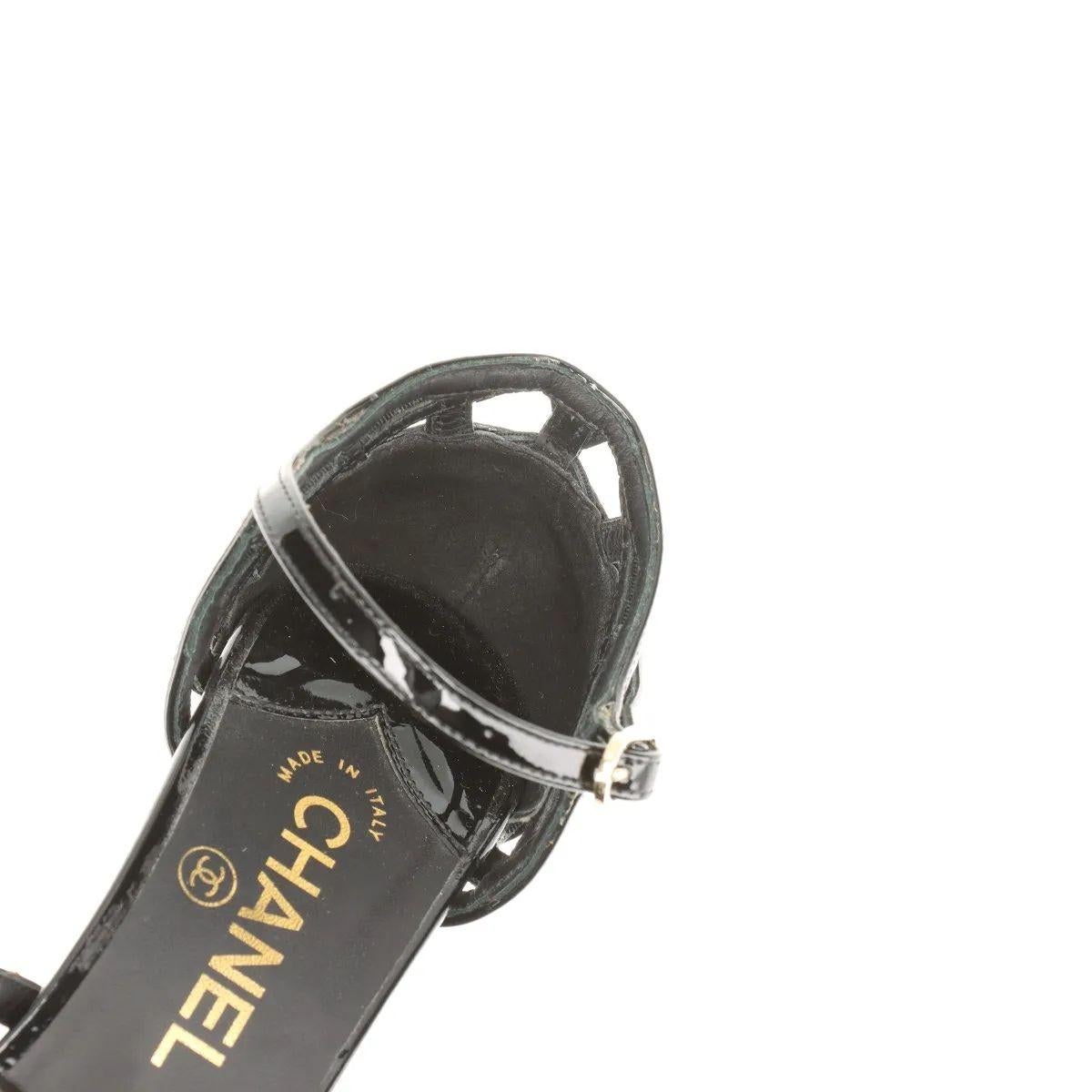 Chanel Camellia CC Logo Matelasse Bombas de charol con correa Negro en venta 14
